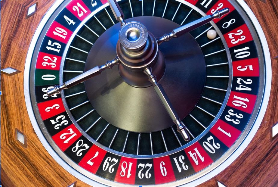 https://pixabay.com/photos/roulette-roulette-wheel-bullet-1003120/ 