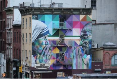 https://unsplash.com/photos/a-large-mural-on-the-side-of-a-building-XYbNgViuRE8