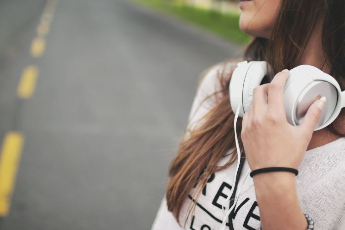 https://www.pexels.com/photo/cool-earphones-girl-headphones-7409/