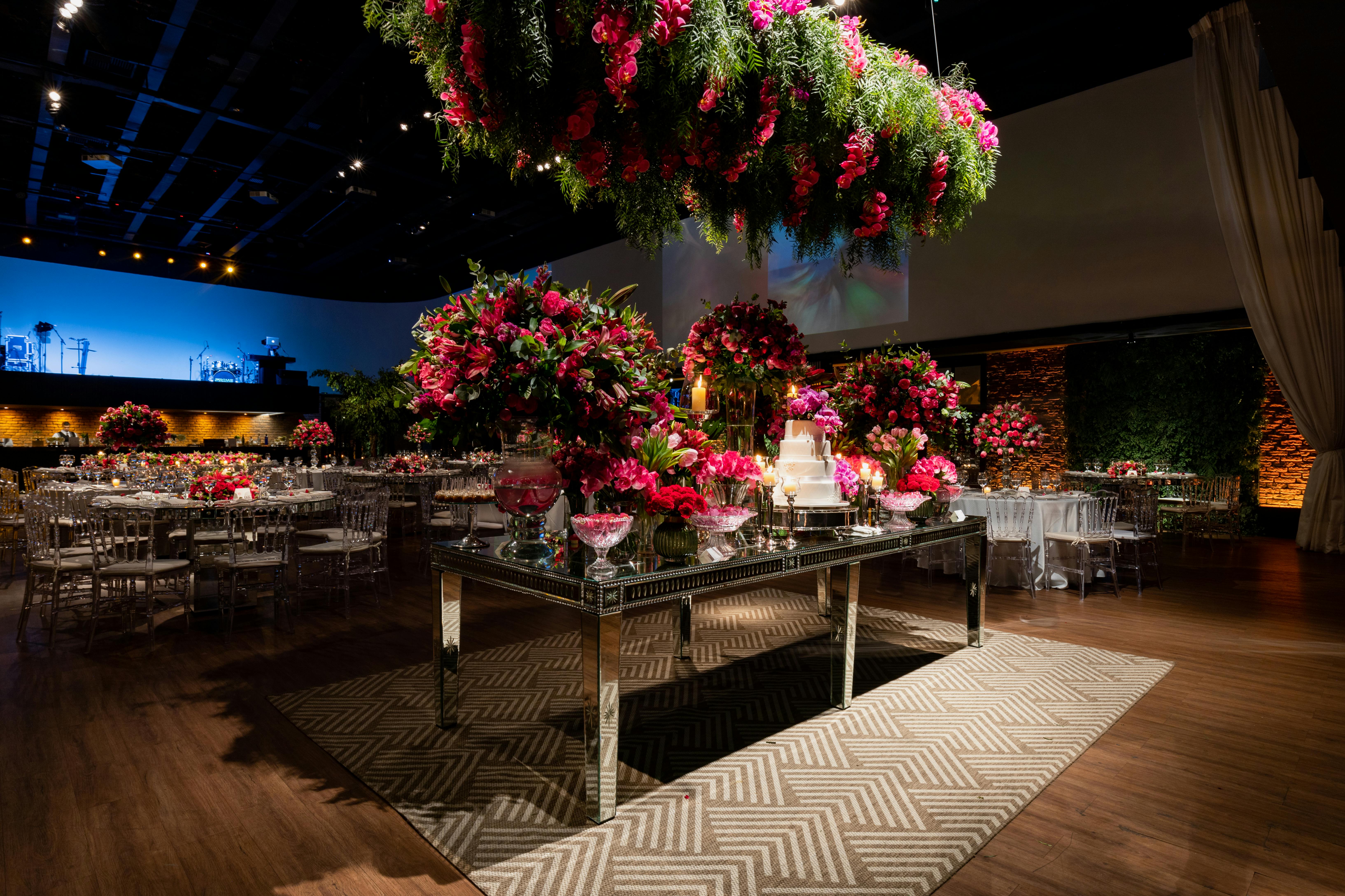 https://www.pexels.com/photo/floral-decor-of-wedding-reception-venue-16120230/