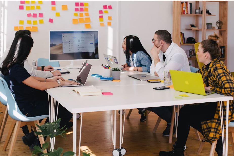 https://unsplash.com/photos/five-person-by-table-watching-turned-on-white-imac-vbxyFxlgpjM