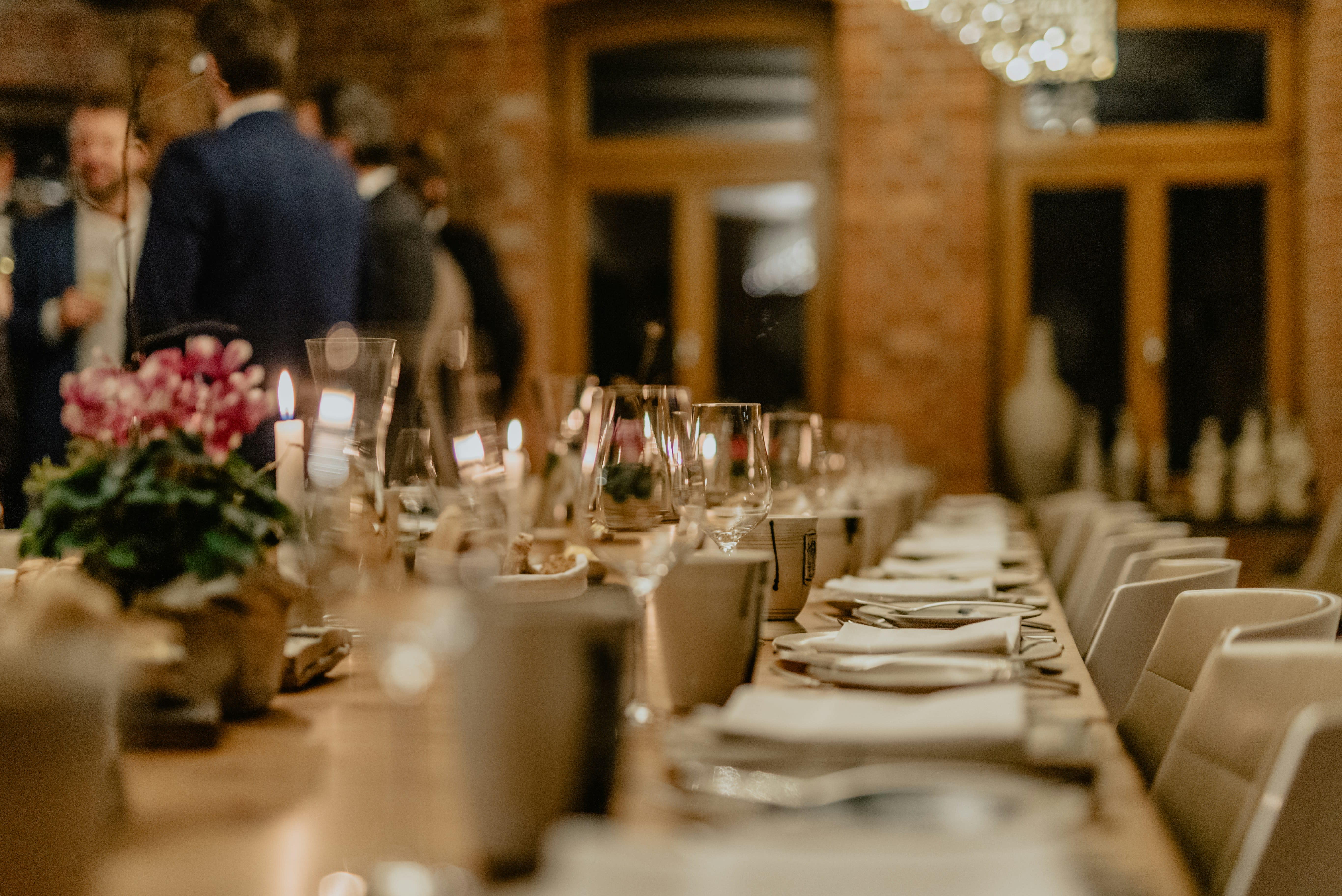 https://unsplash.com/photos/clear-drinking-glasses-on-table-aJhF_uskjjo