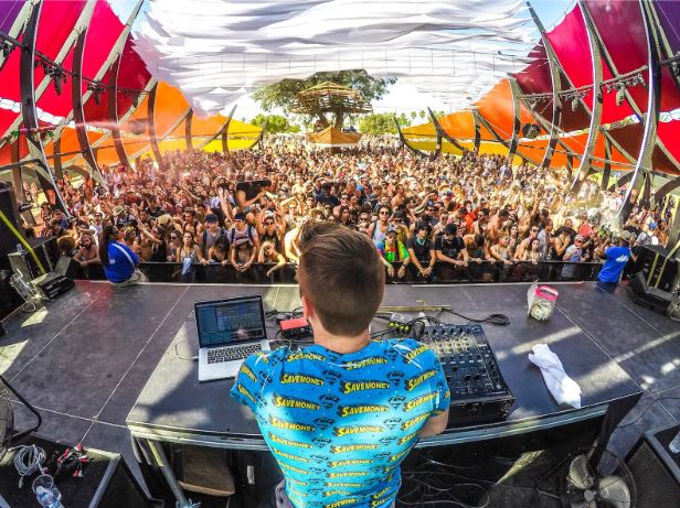 https://unsplash.com/photos/dj-on-stage-in-front-of-audience-uD0W-swVGgE
