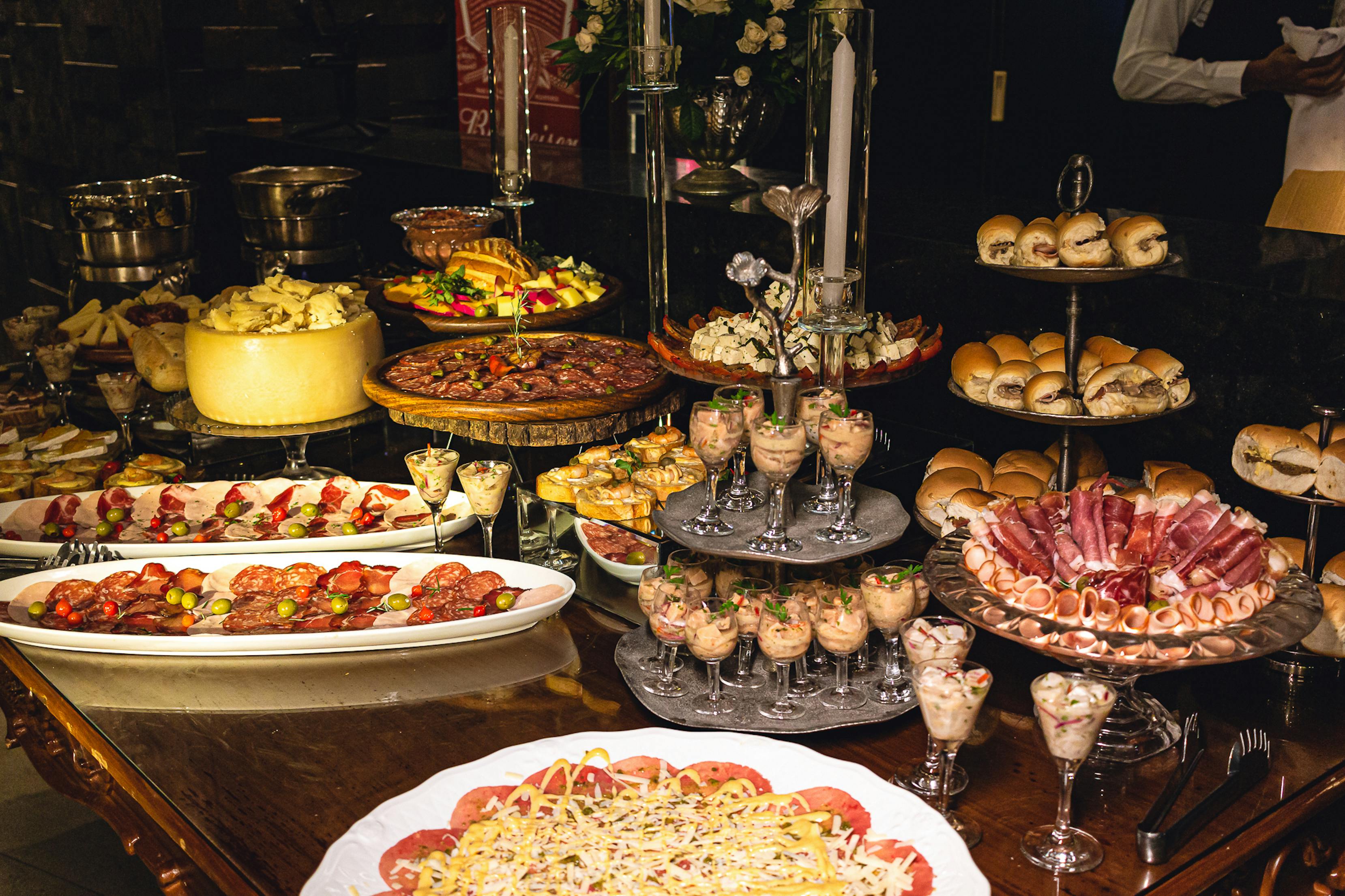 Photo by Dhemer Gonçalves : https://www.pexels.com/photo/buffet-plates-on-a-table-23388860/