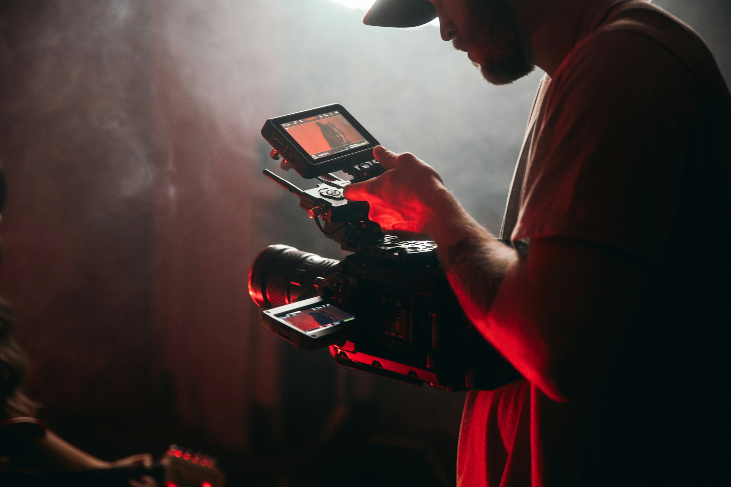 https://unsplash.com/photos/man-in-white-t-shirt-holding-black-video-camera-DqmXihYx5UE
