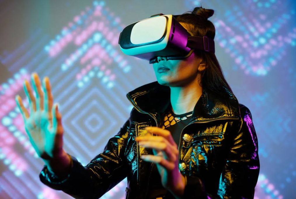 https://www.pexels.com/photo/a-person-in-a-black-leather-jacket-wearing-a-vr-headset-4389742/ Photo by Darlene Alderson on Pexels