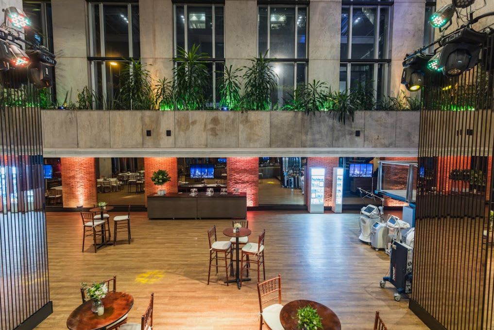 https://www.pexels.com/photo/decorated-hall-in-restaurant-16985131/ 