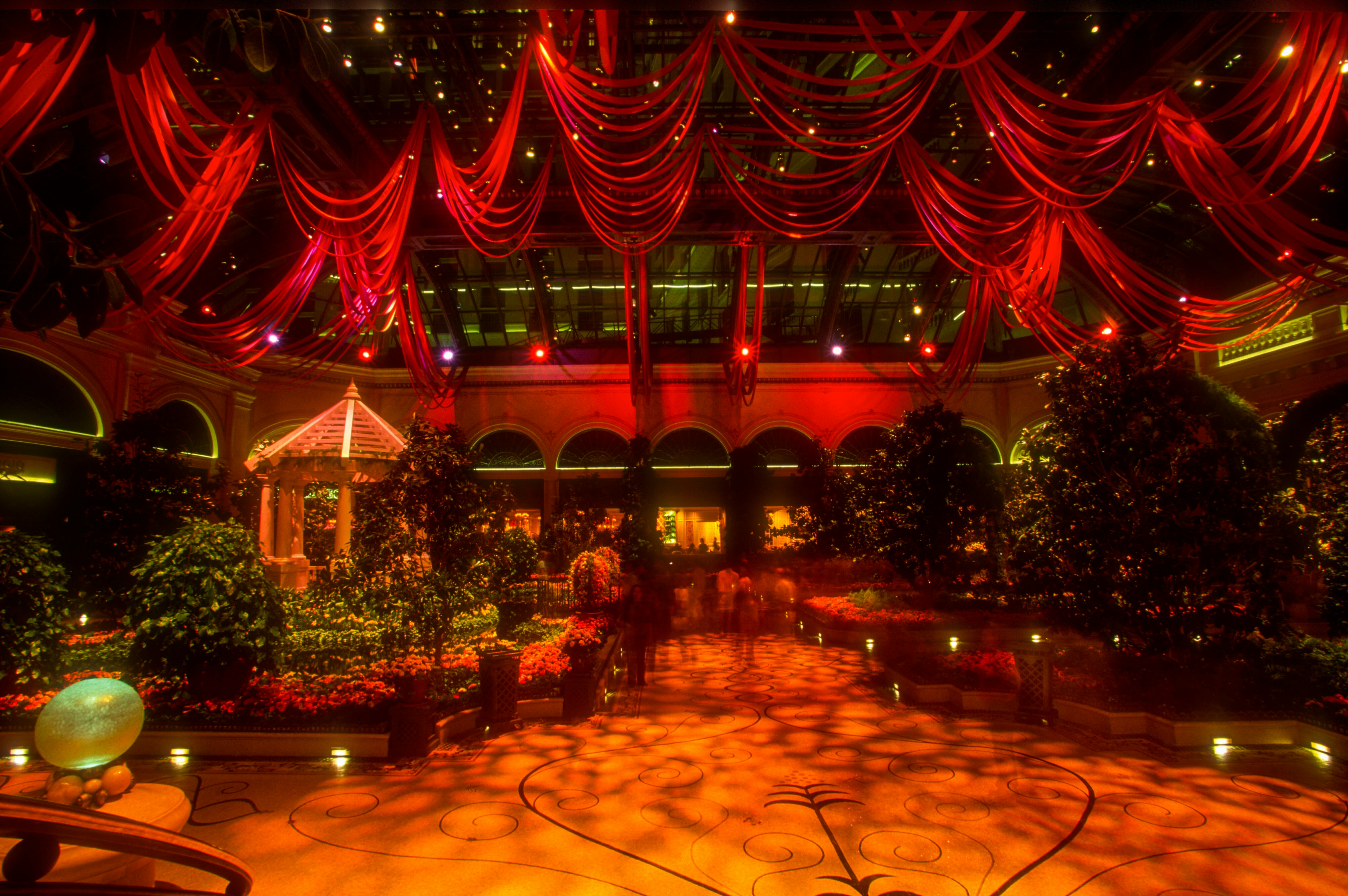 https://unsplash.com/photos/a-large-room-with-a-lot-of-plants-and-lights-nQ9HtarfghA