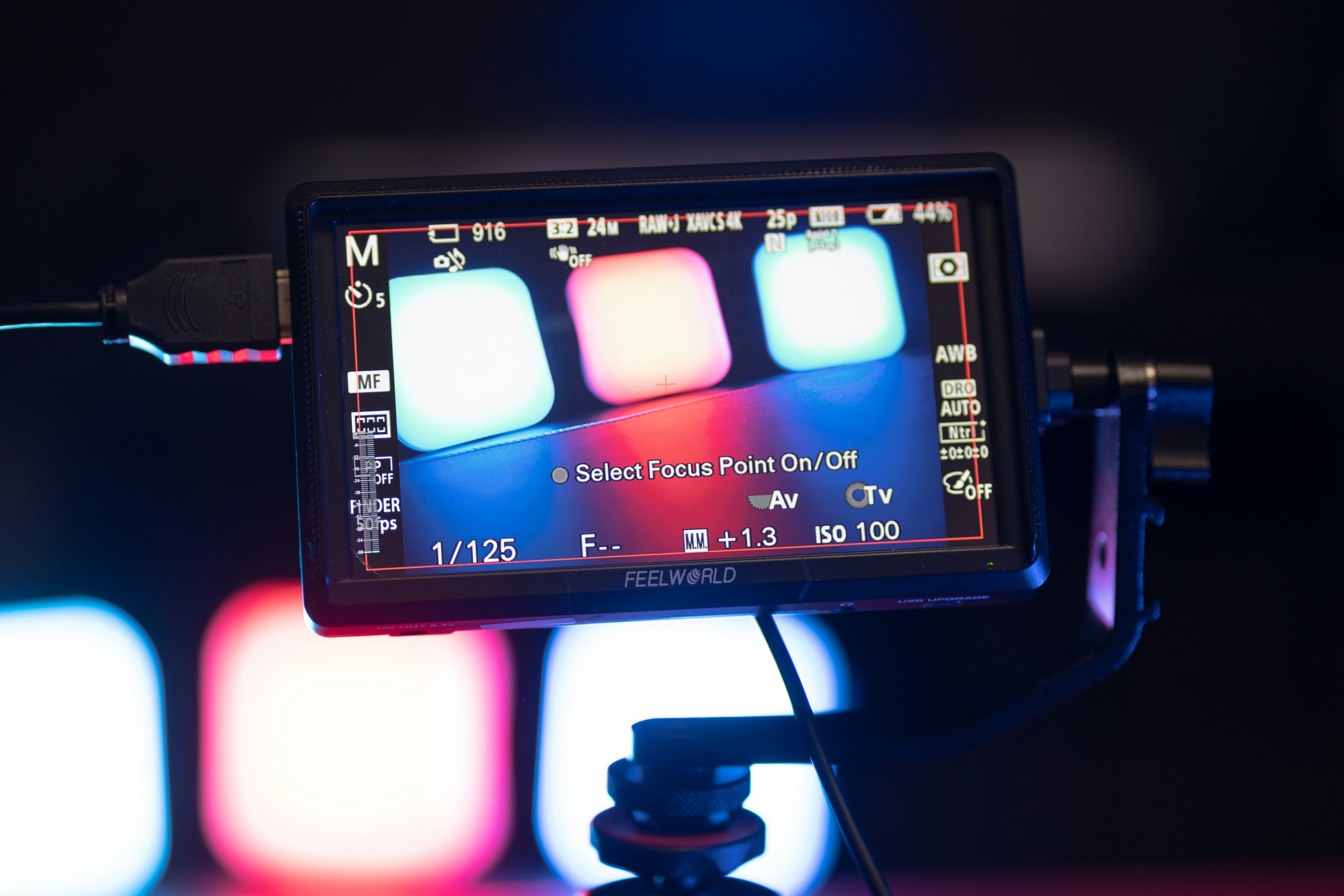 https://unsplash.com/photos/a-close-up-of-a-camera-on-a-tripod-O60-_TQh7po