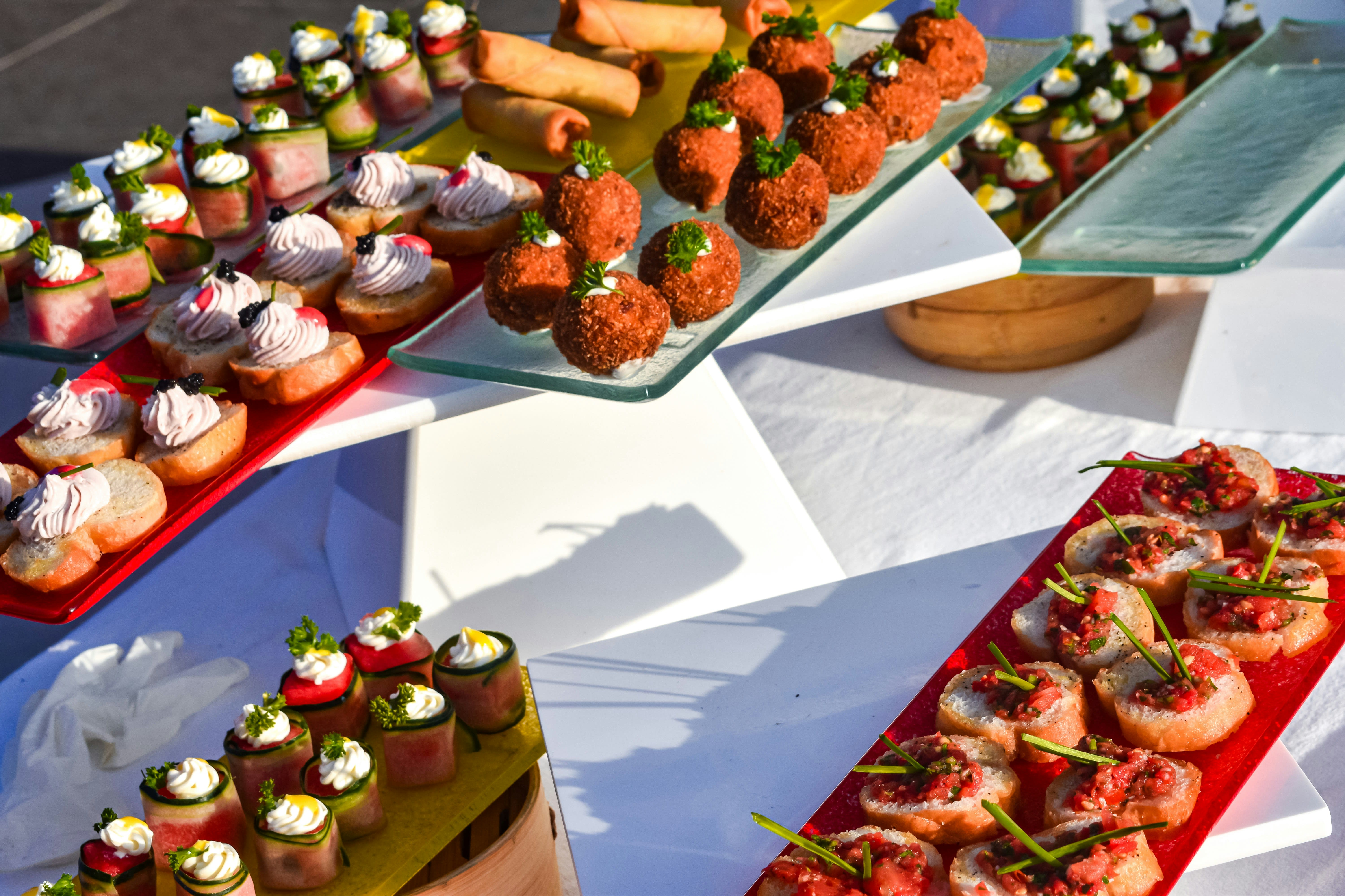 https://unsplash.com/photos/a-table-full-of-food-MOoT1sLbPuU