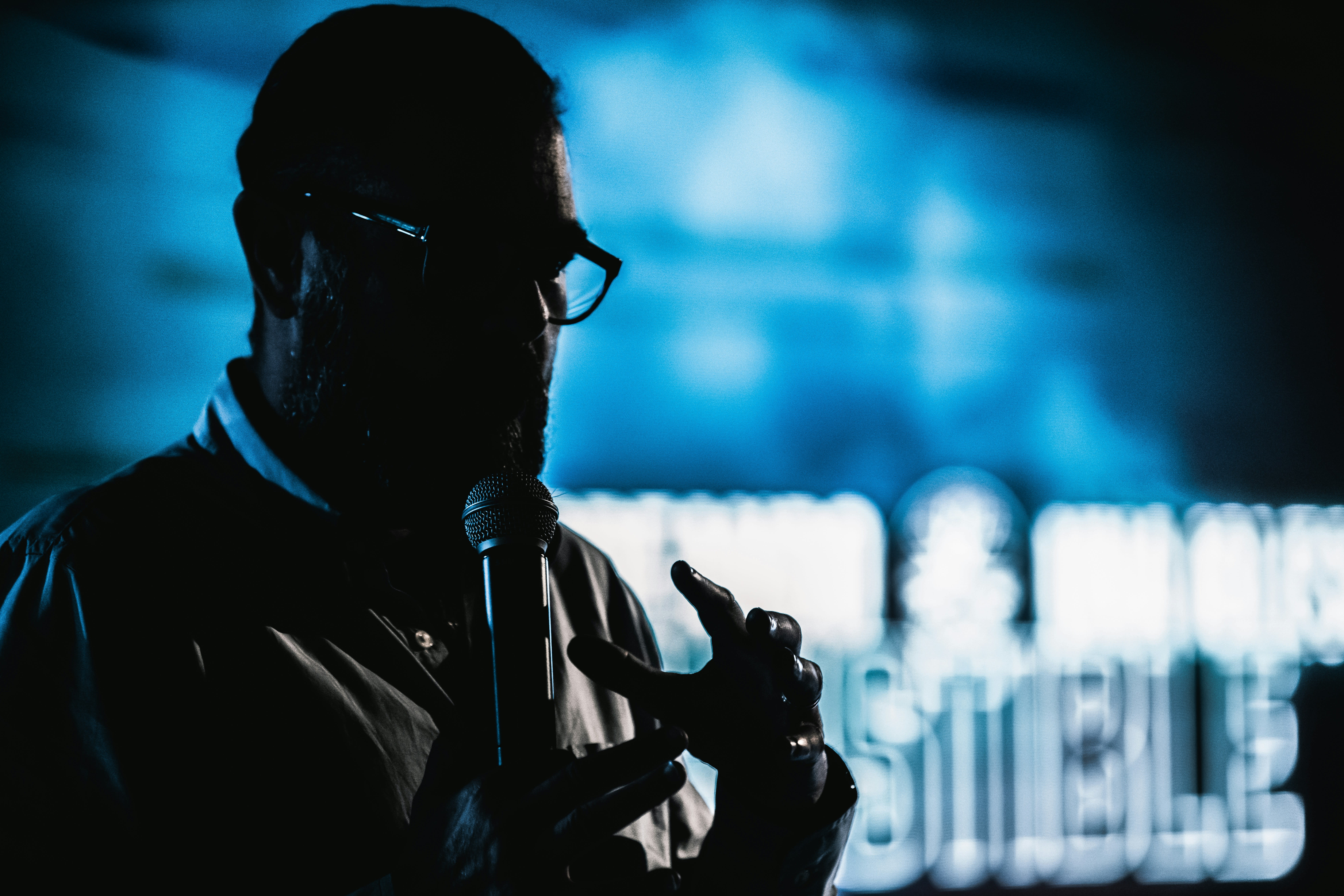 https://unsplash.com/photos/a-man-holding-a-microphone-in-his-hands-4ZF5cV50QPM