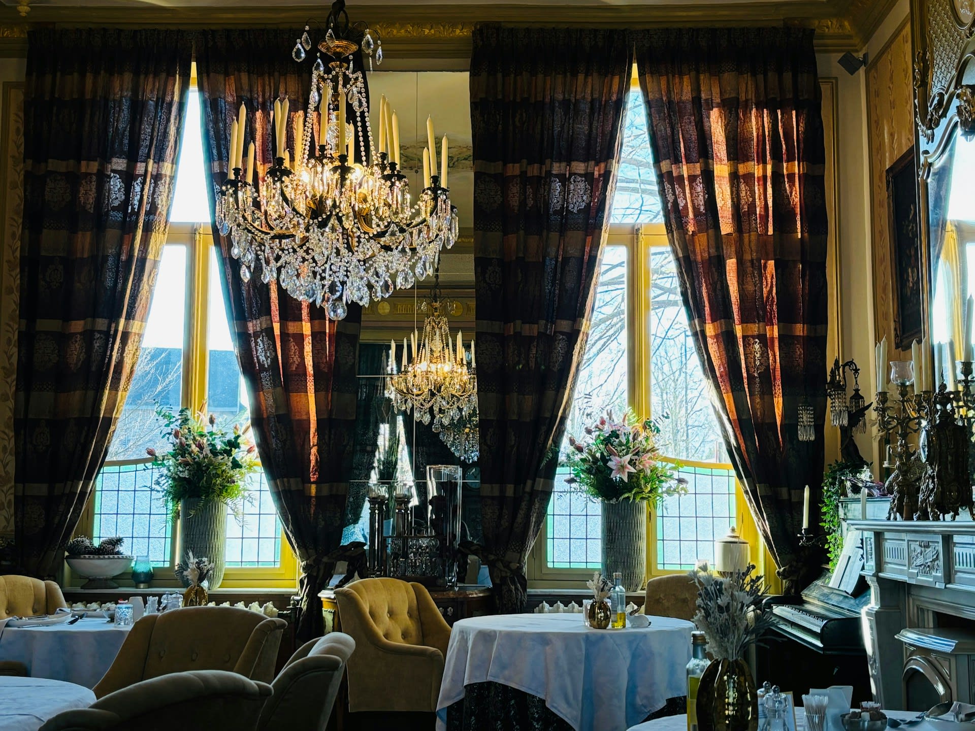 https://unsplash.com/photos/a-fancy-dining-room-with-chandelier-and-chandeliers-mhZBBx3BIwc