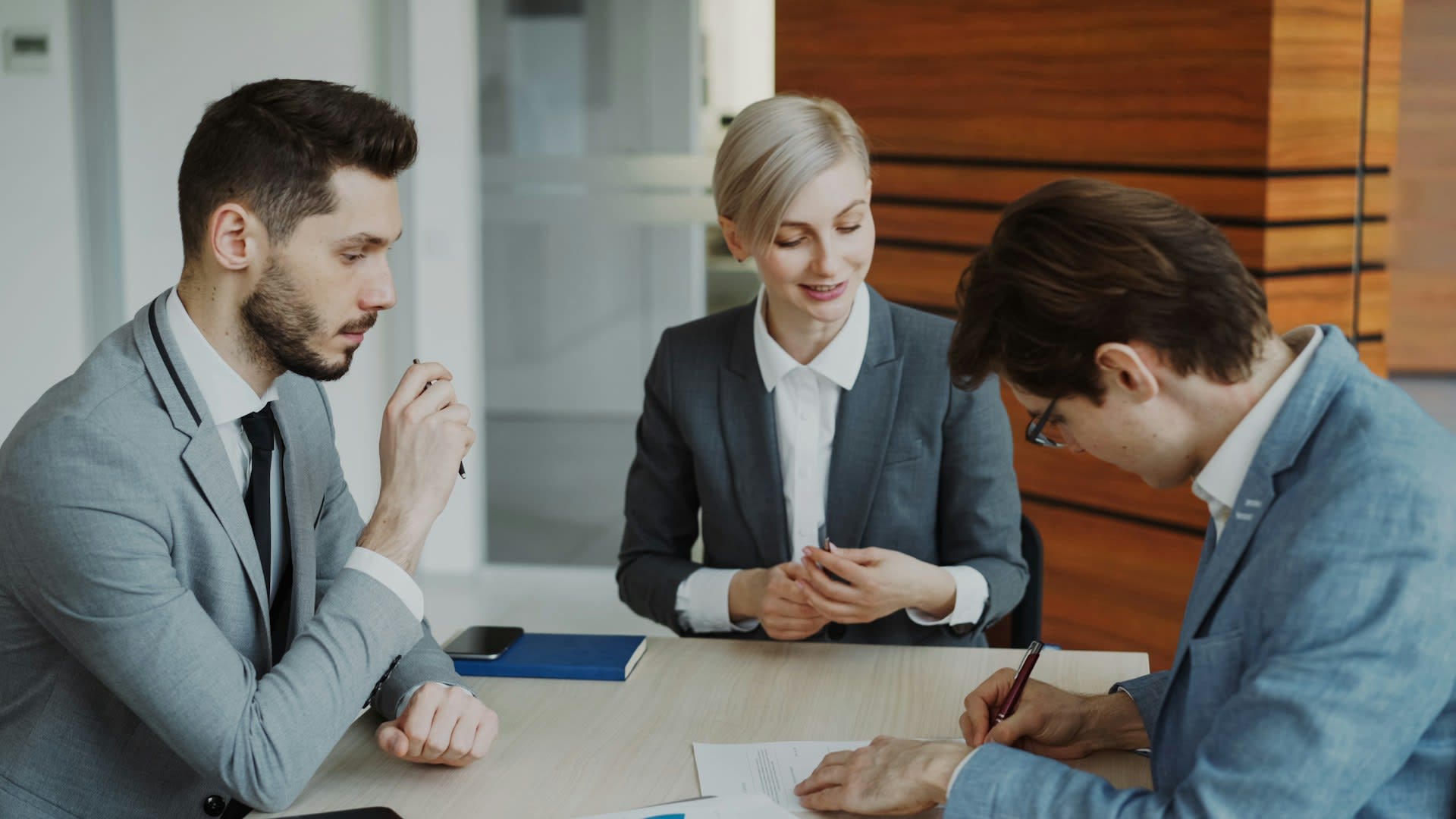 https://unsplash.com/photos/business-people-signing-a-contract-at-a-table-iPheGw7_UaI