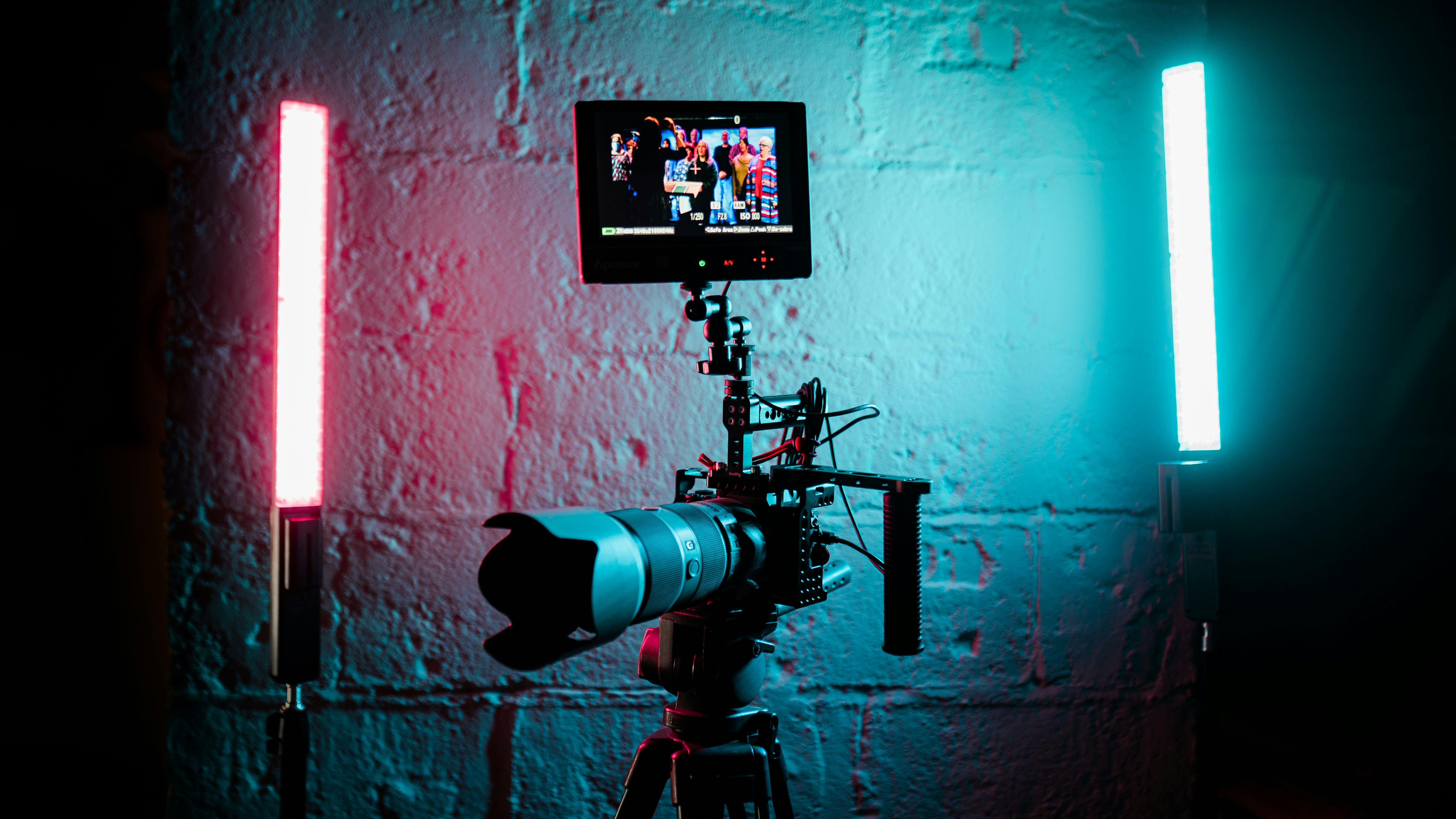 https://unsplash.com/photos/a-camera-set-up-in-front-of-a-brick-wall-Mvwo6hDt5vE