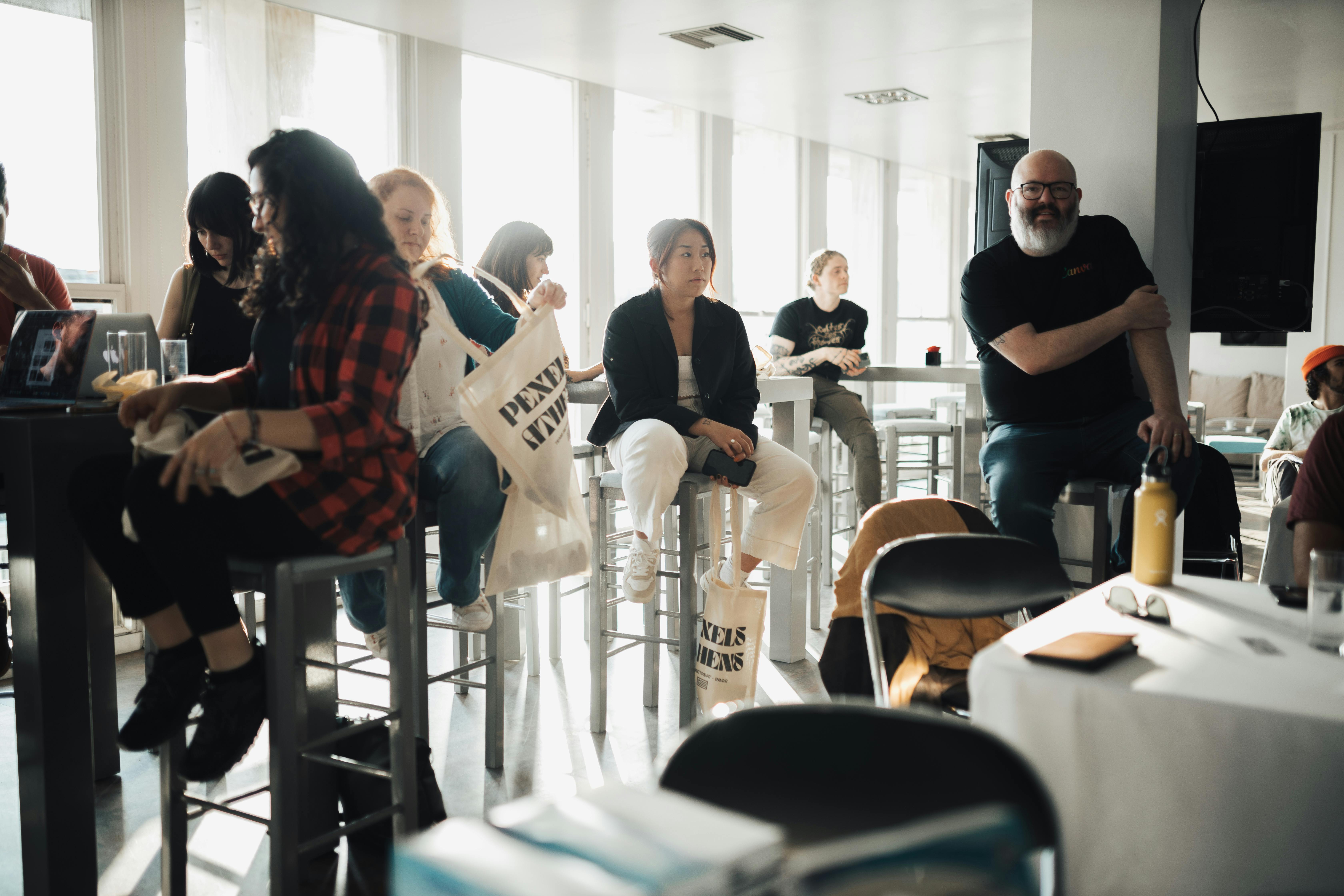 https://www.pexels.com/photo/sitting-people-listening-15141523/