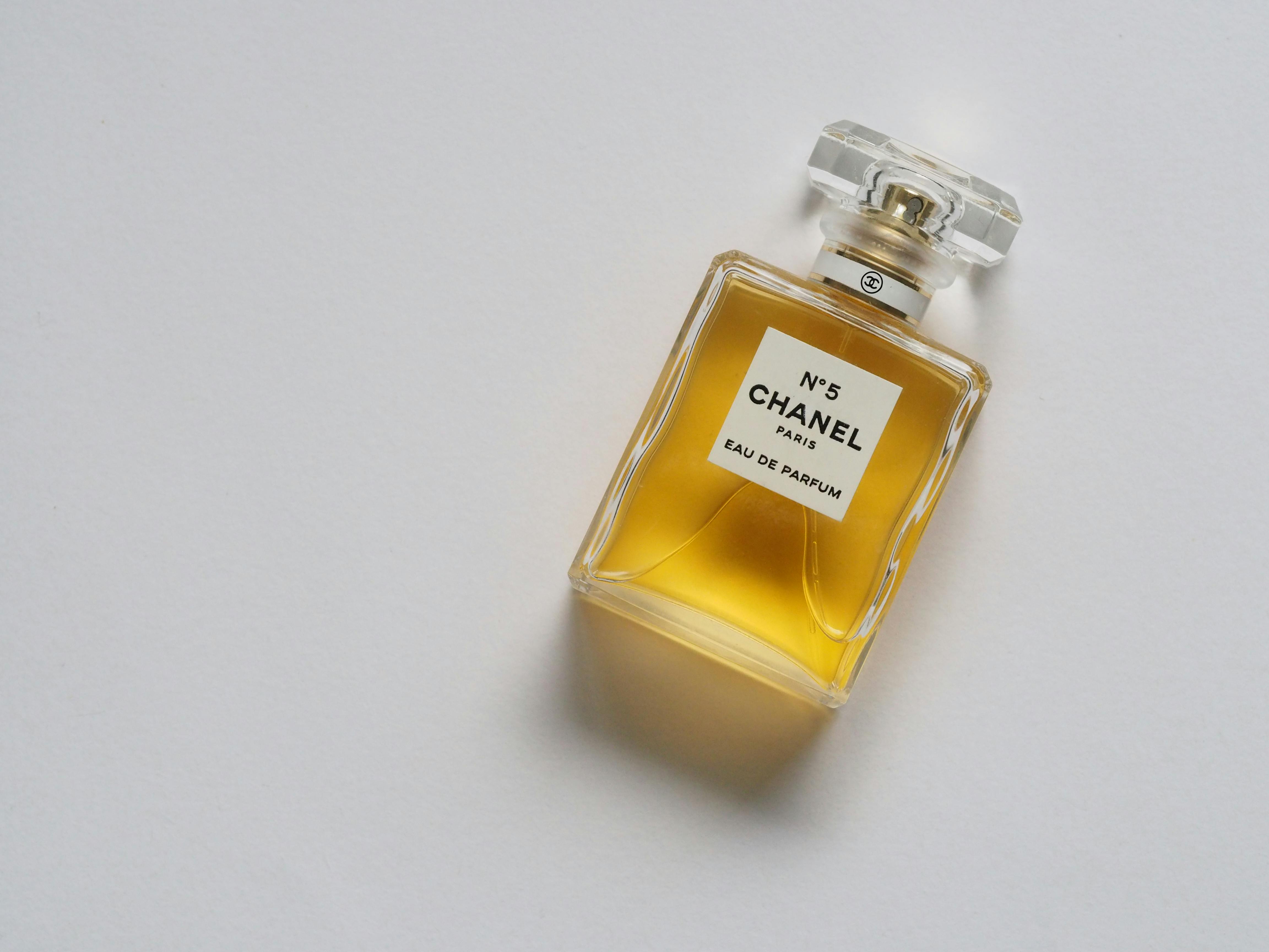  Photo by Jess Bailey Designs: https://www.pexels.com/photo/chanel-paris-eua-de-parfum-bottle-755992/ 