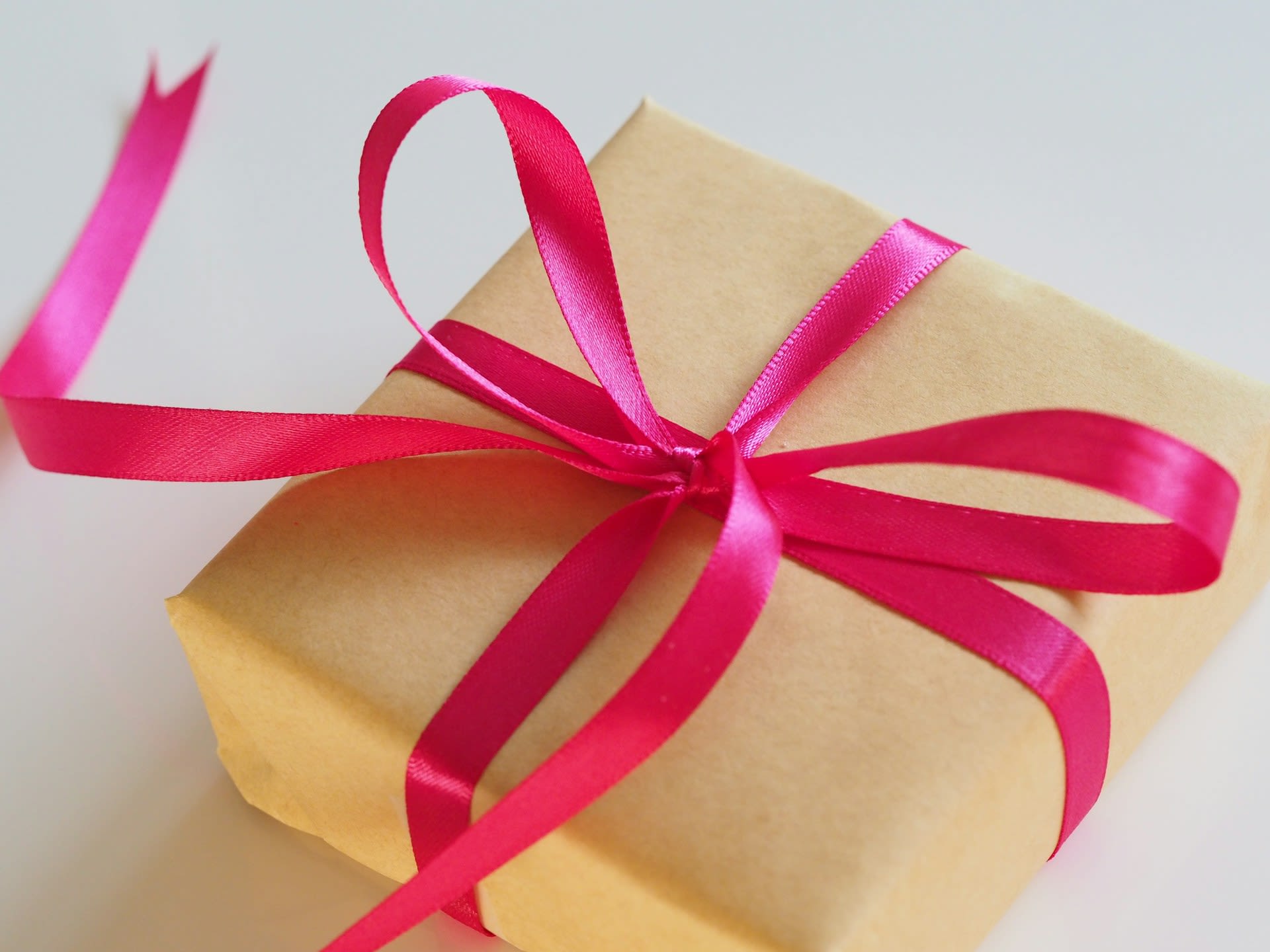 https://unsplash.com/photos/brown-gift-box-with-pink-ribbon-f94JPVrDbnY