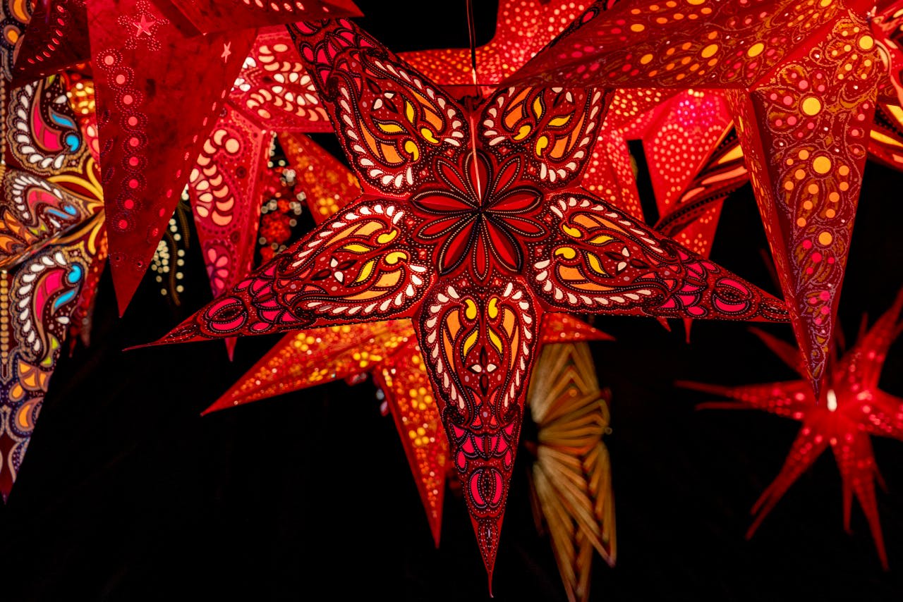 Photo by Susanne Jutzeler, suju-foto : https://www.pexels.com/photo/vibrant-red-paper-star-lanterns-illuminating-35061284/