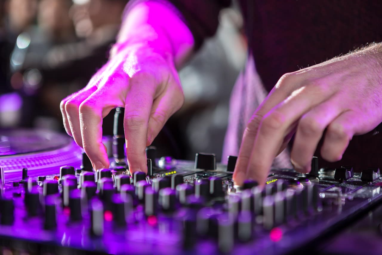 https://pixabay.com/photos/dj-mixer-turntable-hands-6288661/