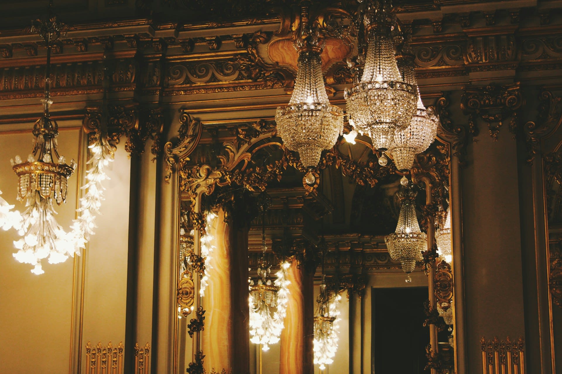 https://unsplash.com/photos/lit-chandelier-HElXAdZOJAs