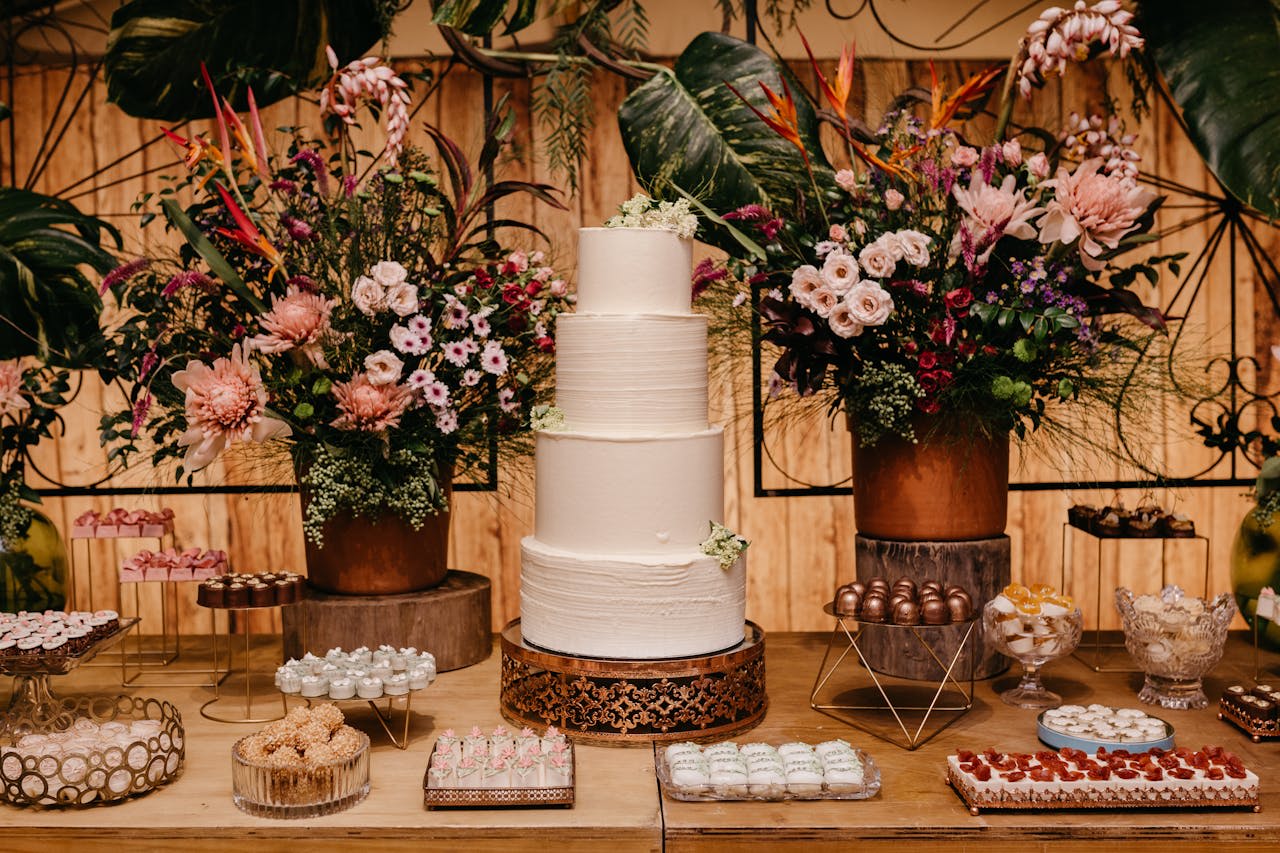 https://www.pexels.com/photo/tall-cake-on-a-dessert-table-14187989/