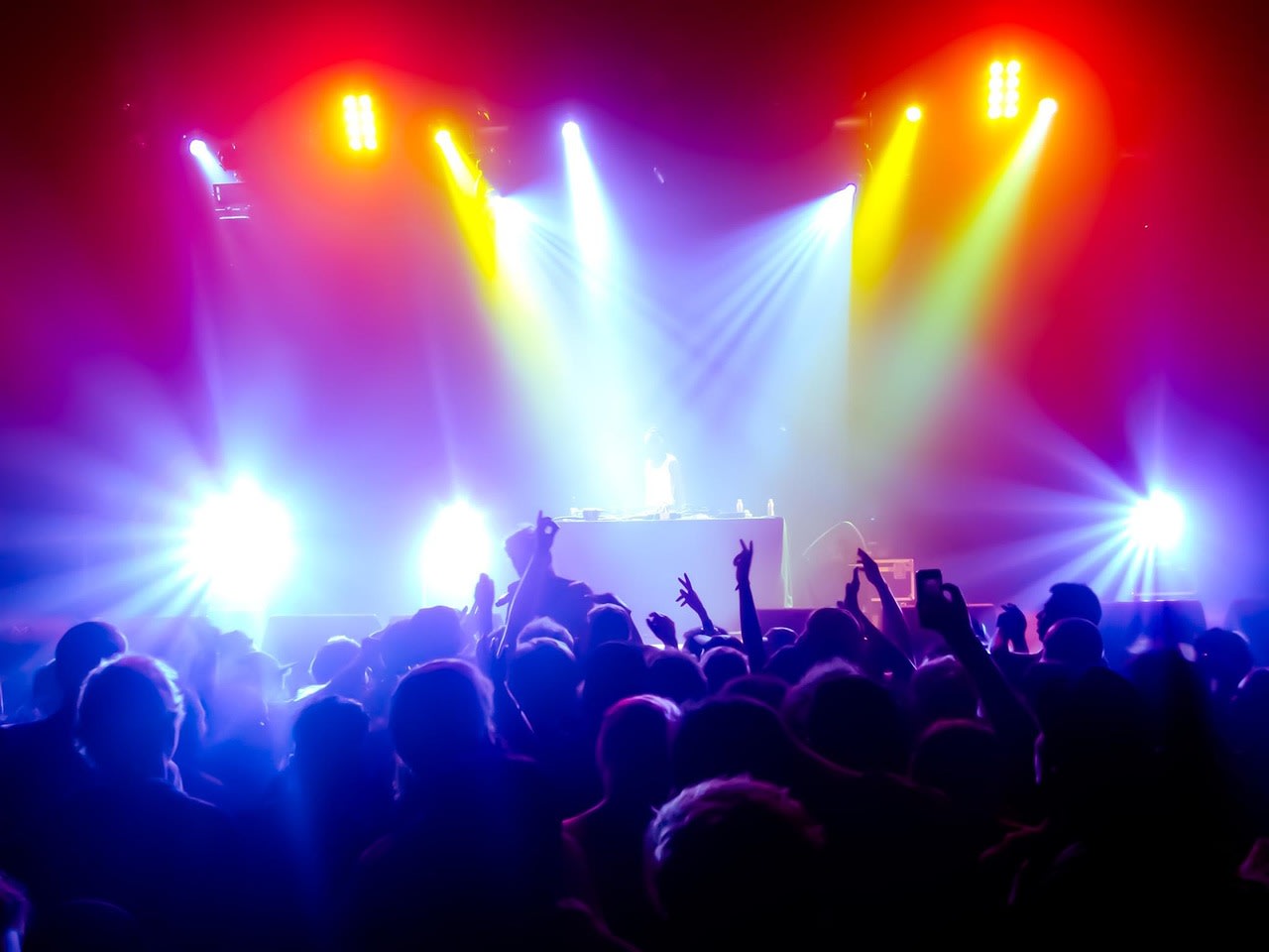https://pixabay.com/photos/concert-sound-light-audience-party-852575/