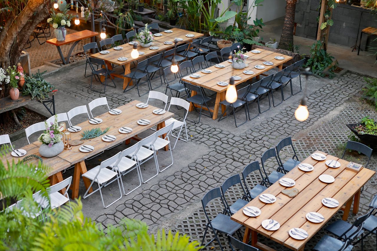 https://www.pexels.com/photo/charming-outdoor-event-space-with-decor-36502347/