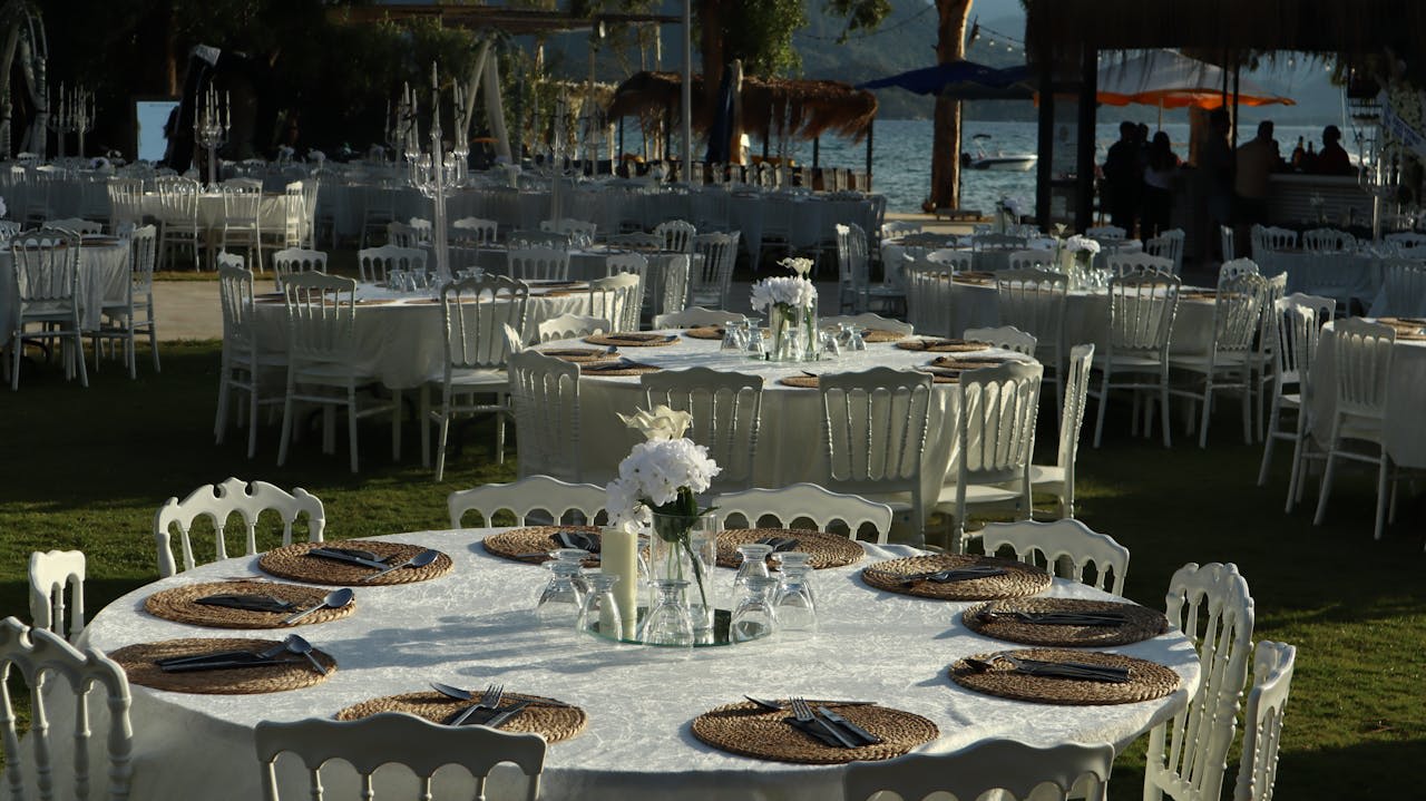 https://www.pexels.com/photo/elegant-outdoor-wedding-reception-near-lake-33802951/