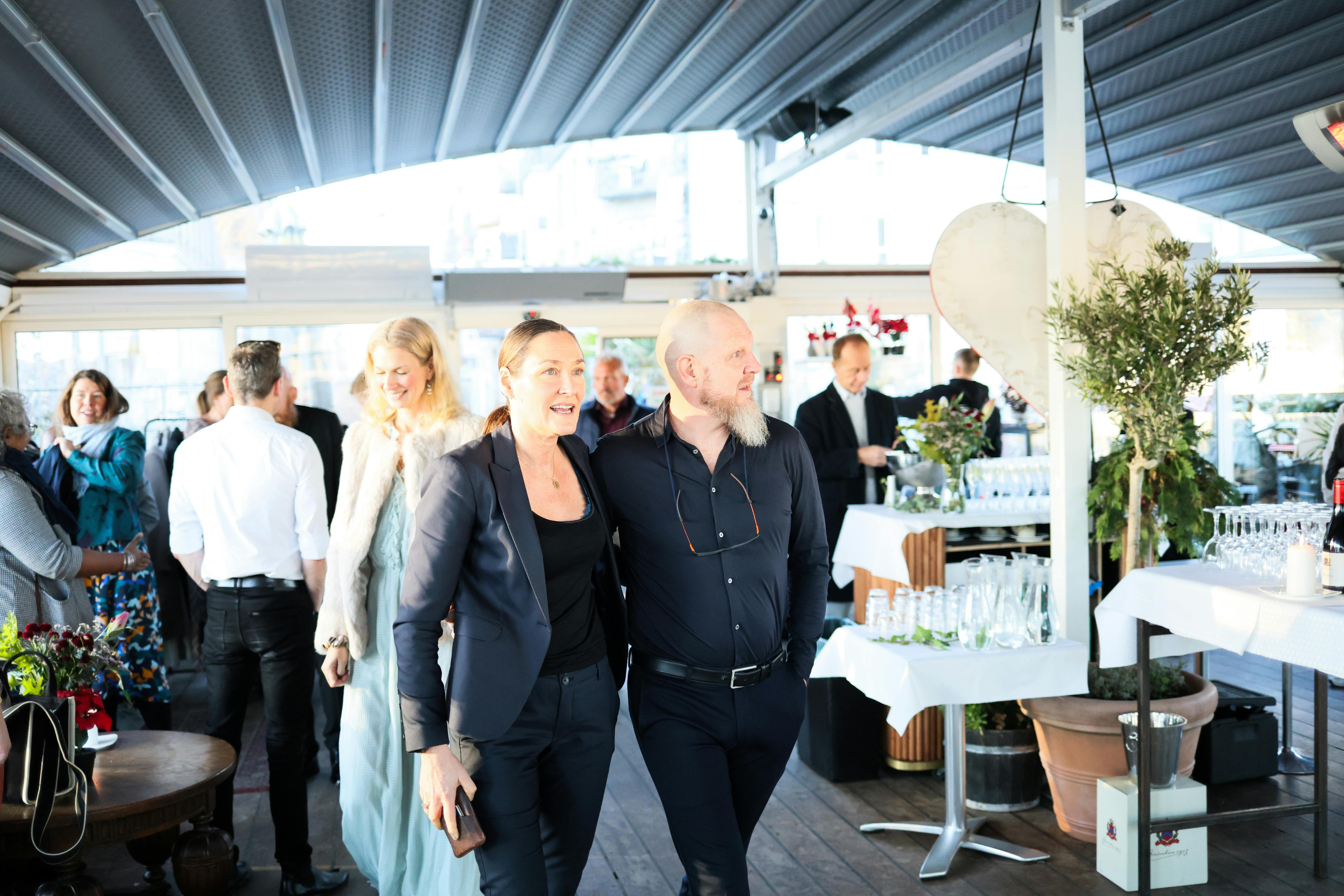 https://www.pexels.com/photo/elegant-indoor-gathering-with-smiling-guests-35688741/