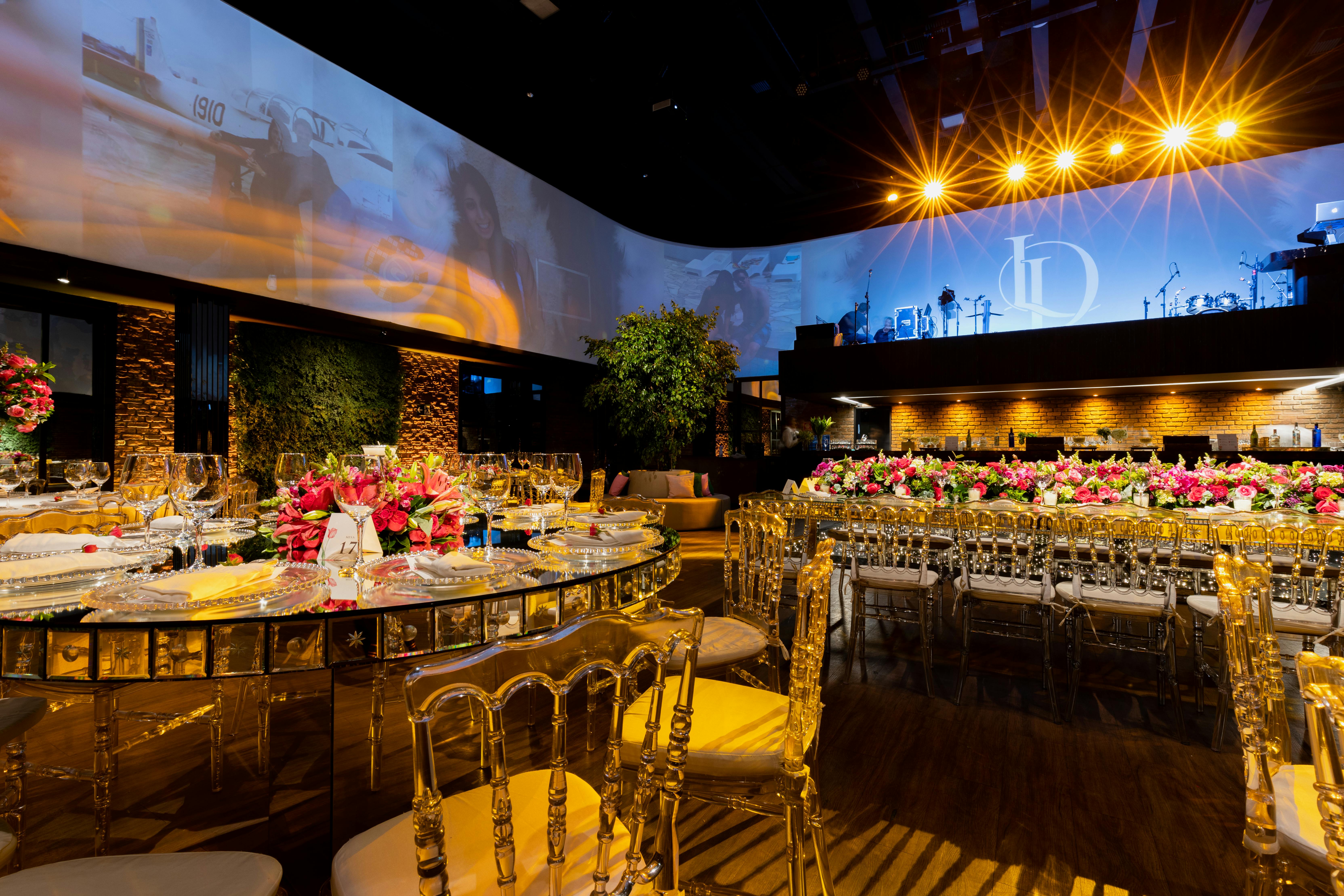 https://www.pexels.com/photo/decor-of-wedding-venue-16120238/