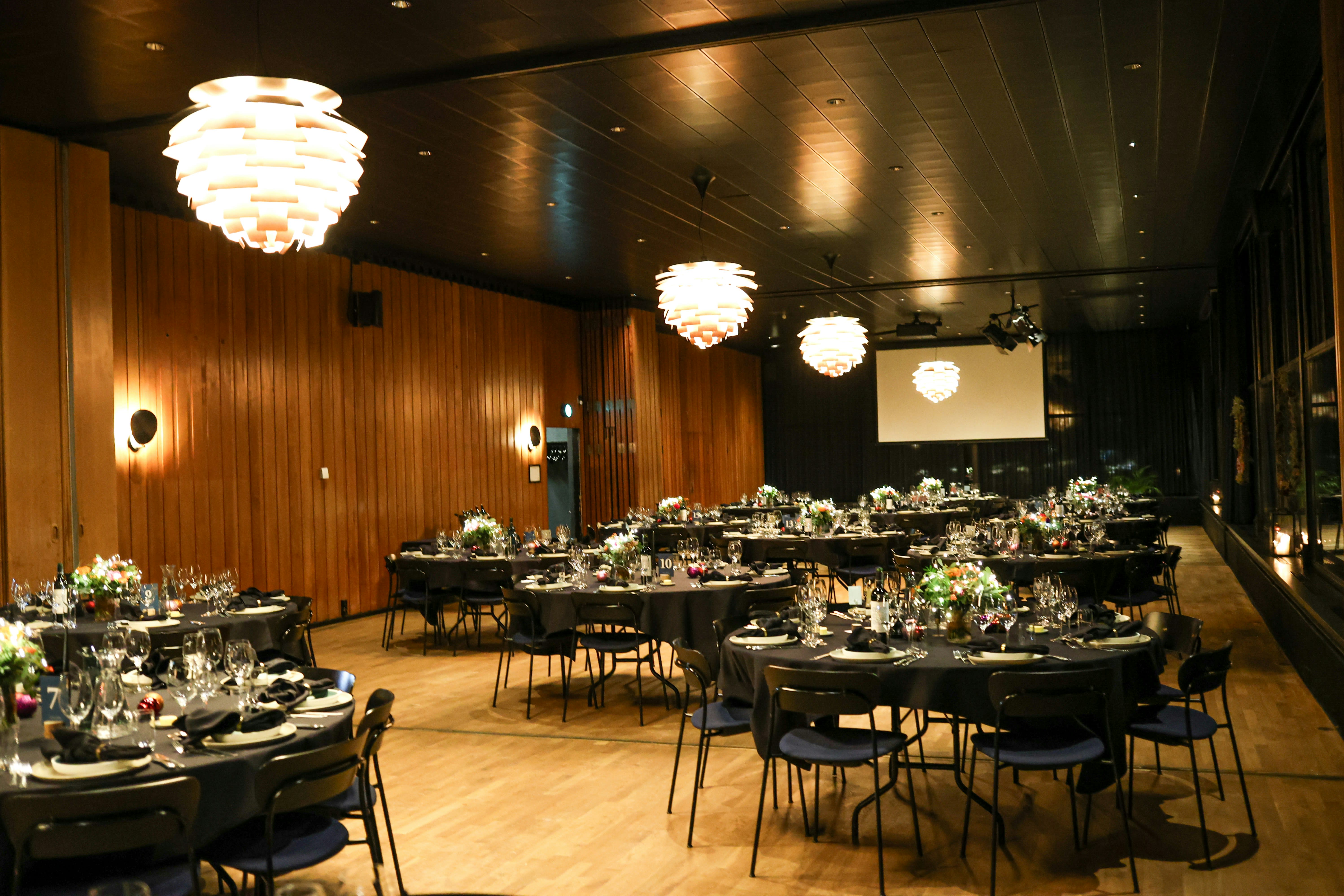 https://unsplash.com/photos/elegant-event-space-set-with-round-tables-for-dining-EJQnHC6GEe8