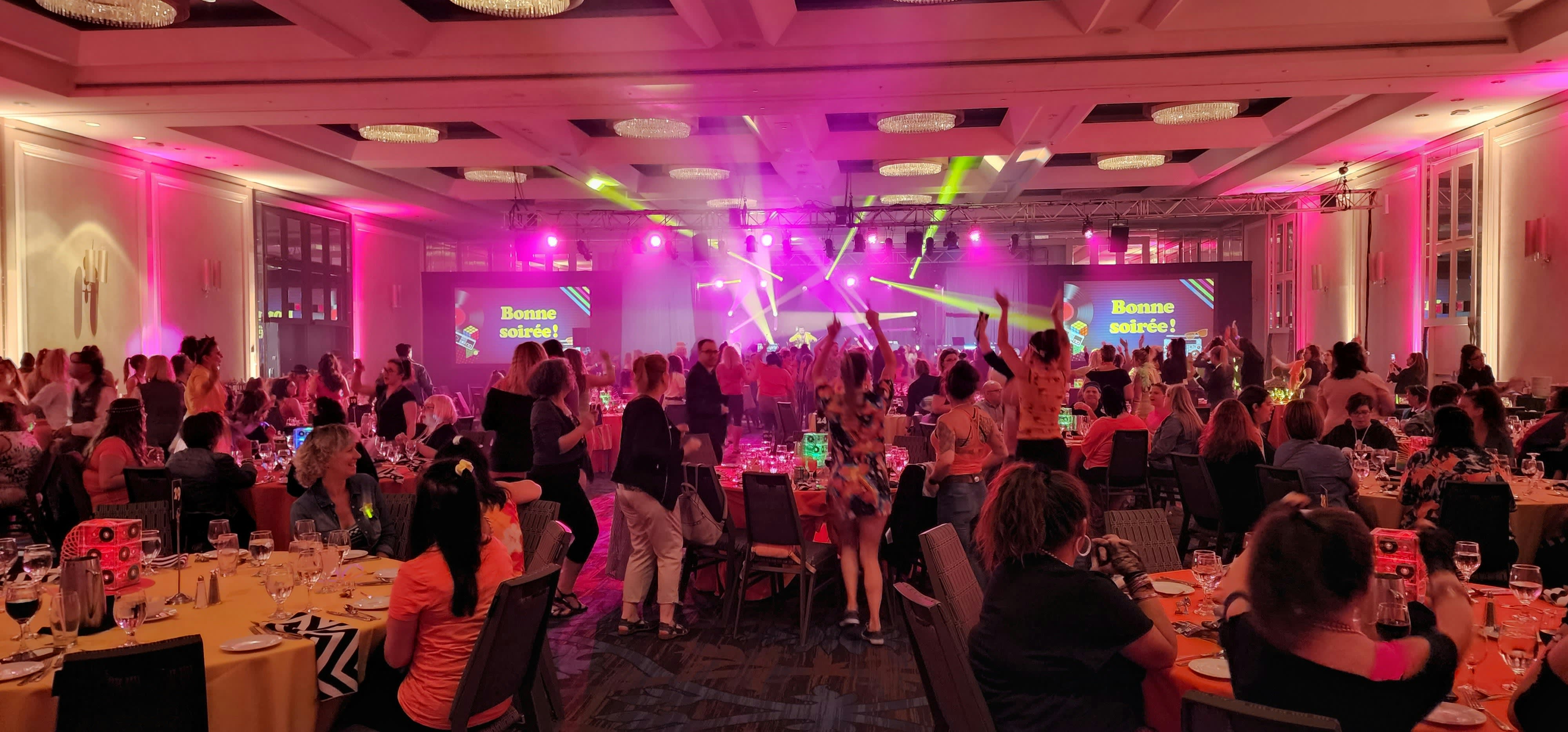 https://unsplash.com/photos/a-large-room-filled-with-people-sitting-at-tables-Ee1SvAHUsv0