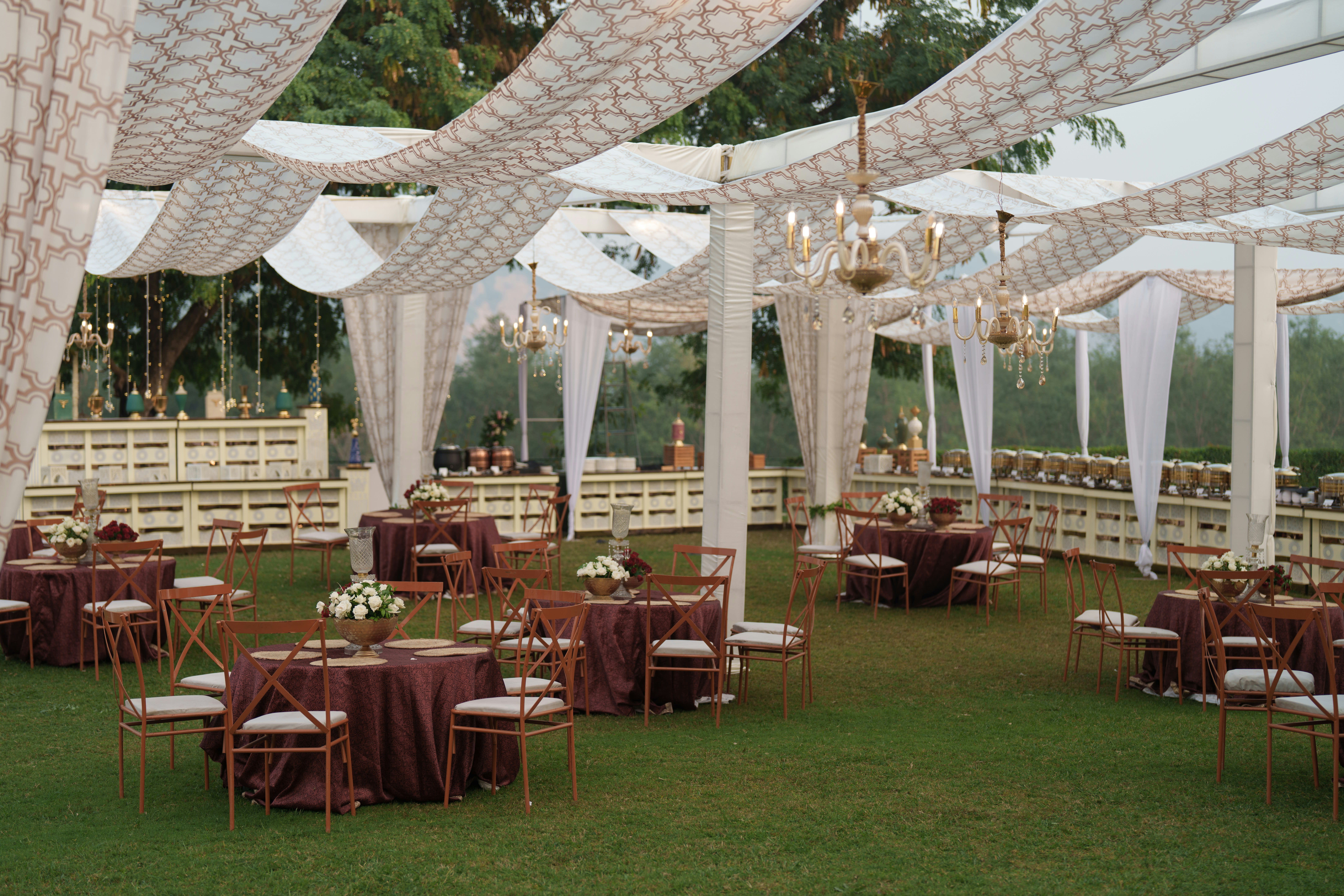 https://unsplash.com/photos/elegant-outdoor-wedding-reception-with-draped-canopy-and-tables-Zi_NOBHIk9A