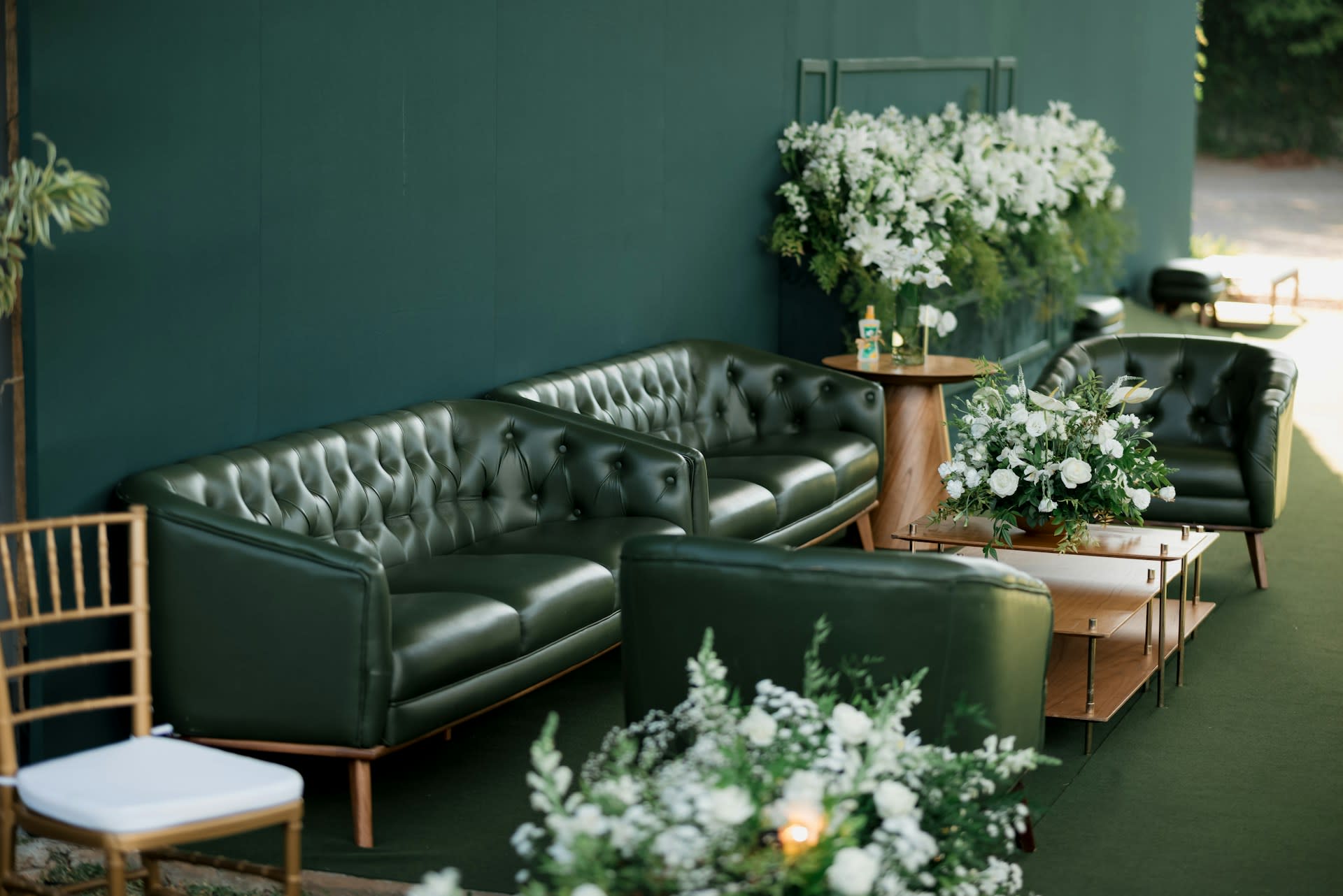 https://unsplash.com/photos/elegant-green-tufted-sofas-with-white-floral-arrangements-M4wvOWbLjvo
