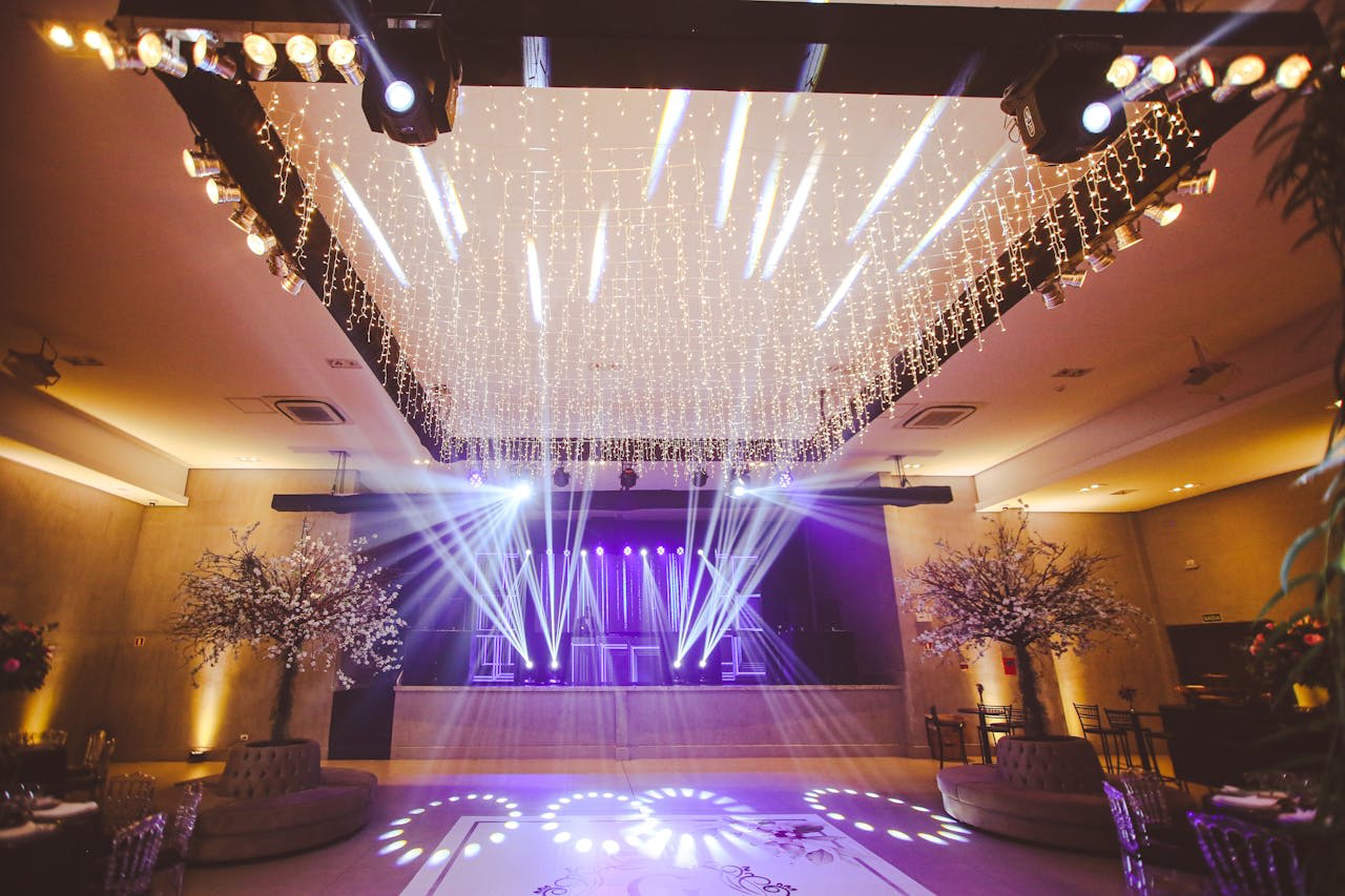 https://www.pexels.com/photo/stage-lights-test-in-empty-venue-12688989/