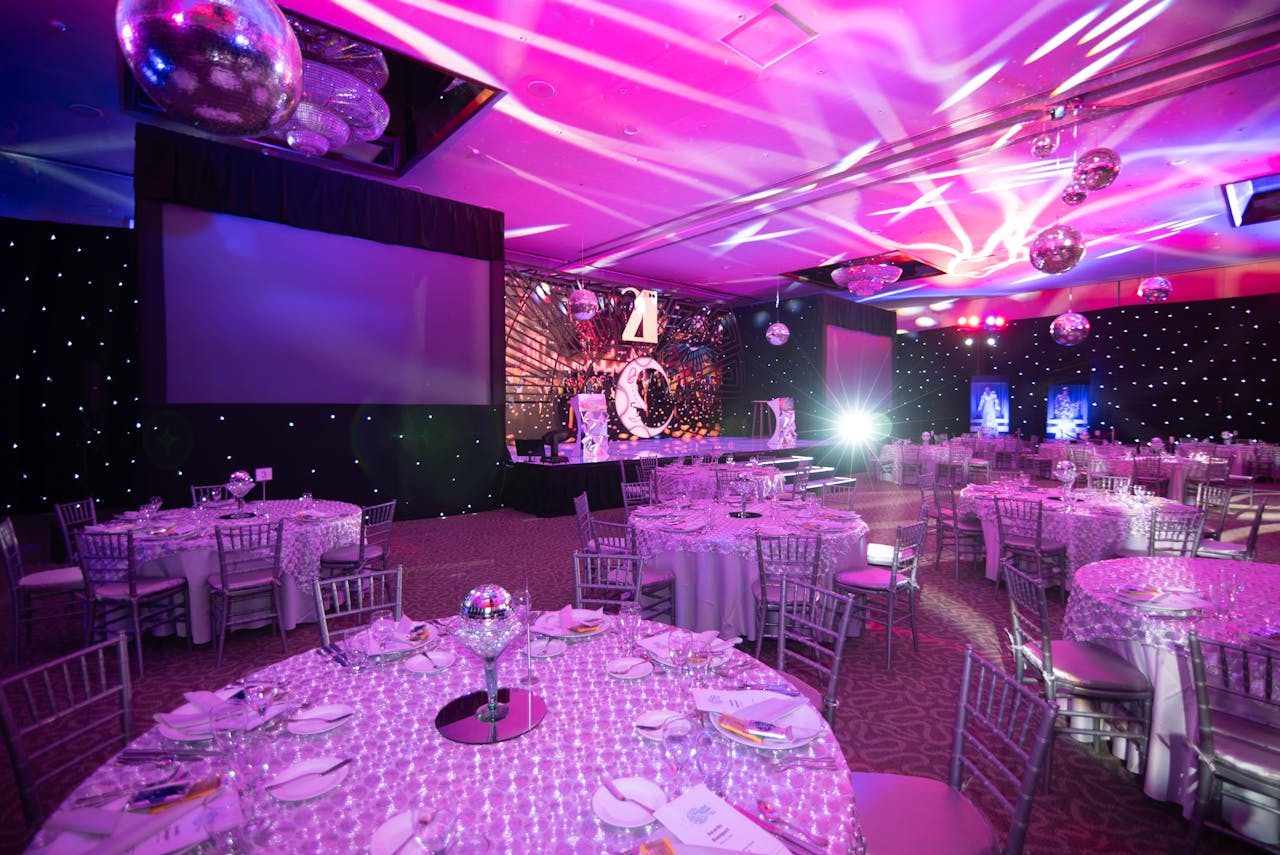 https://www.pexels.com/photo/lavish-event-hall-with-elegant-dinner-setup-35042461/