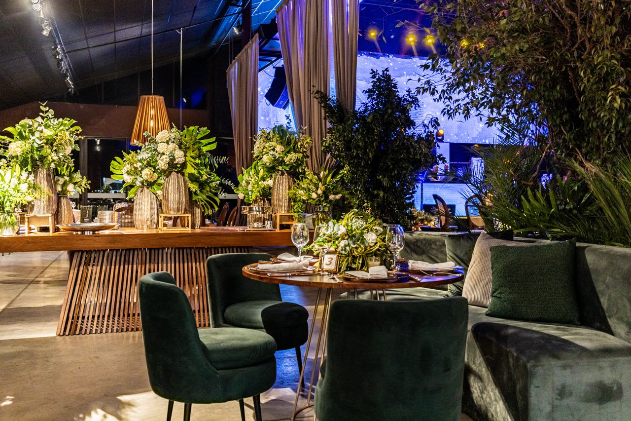 https://www.pexels.com/photo/elegant-table-settings-in-a-modern-restaurant-17294749/