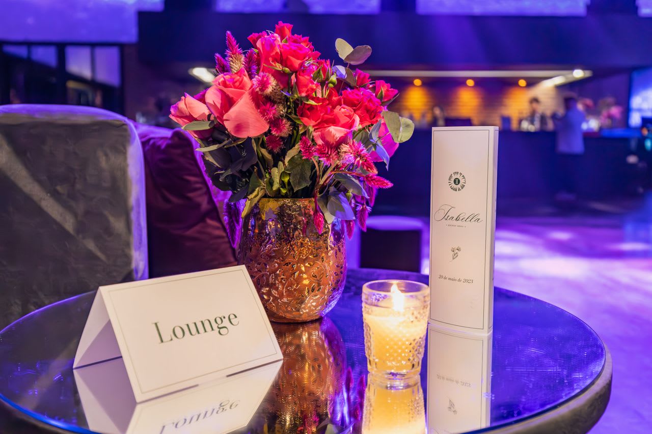 https://www.pexels.com/photo/vase-and-a-candle-on-a-table-16935896/