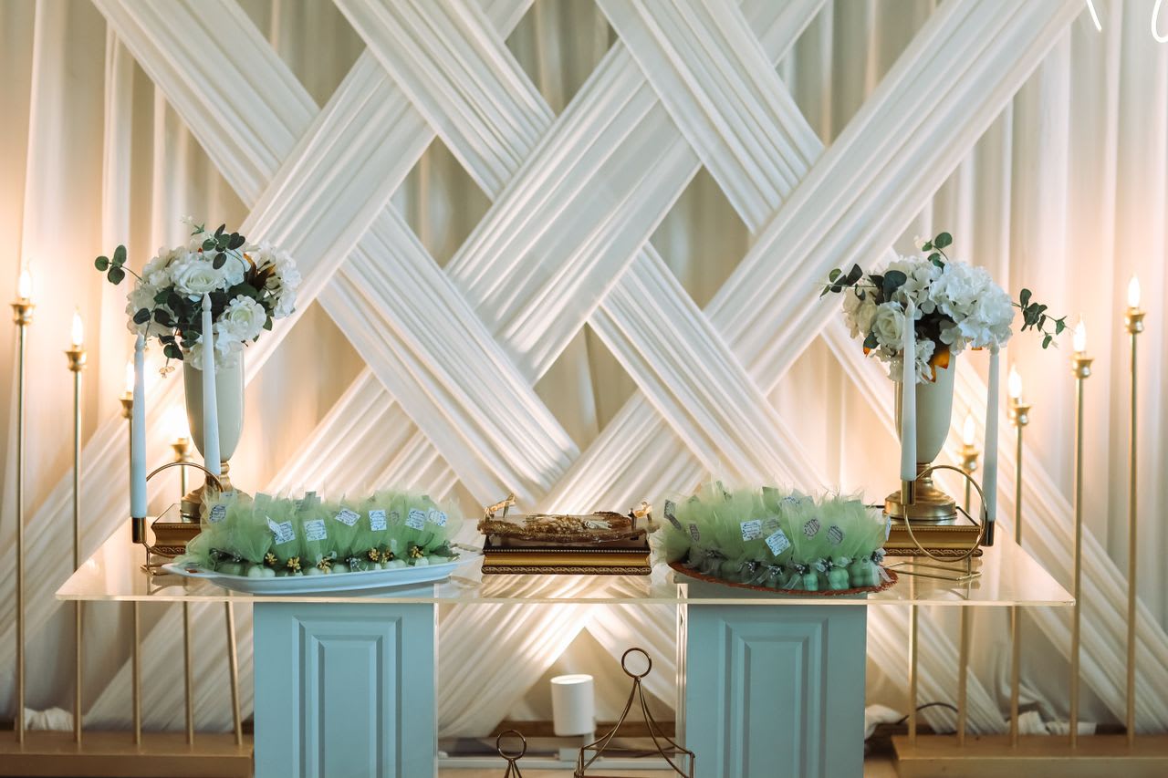 https://www.pexels.com/photo/table-with-wedding-decorations-18845523/