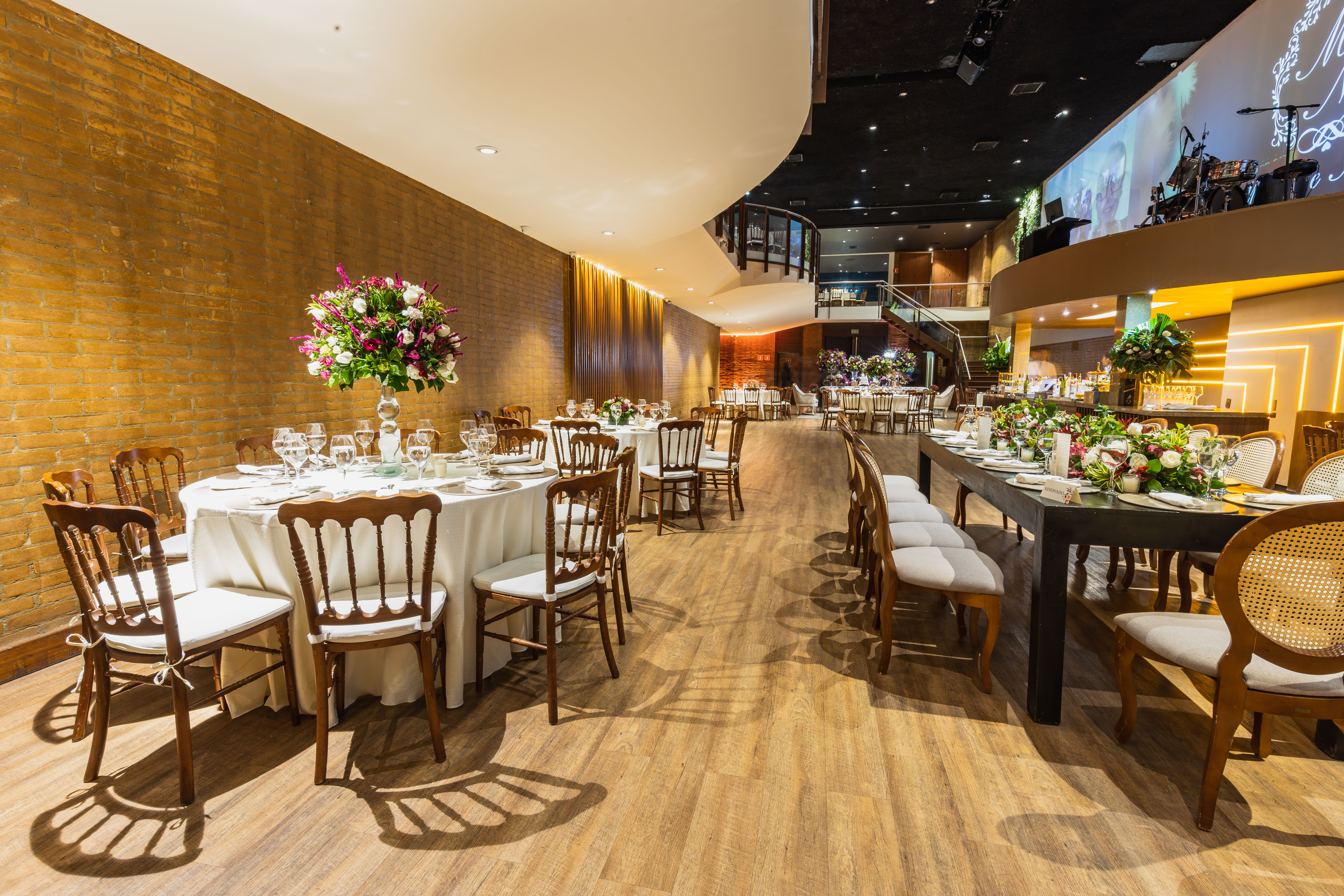https://www.pexels.com/photo/empty-restaurant-before-a-wedding-party-17001844/