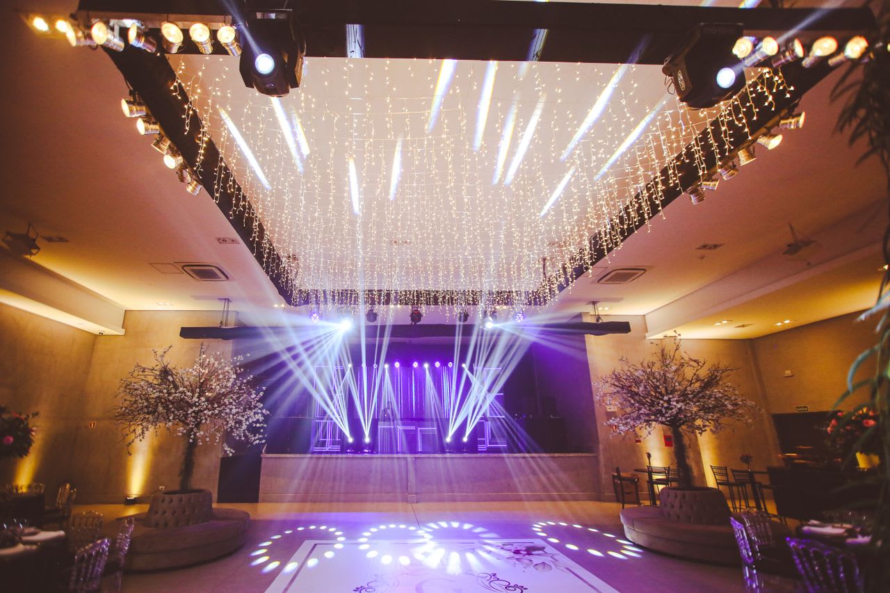 https://www.pexels.com/photo/stage-lights-test-in-empty-venue-12688989/