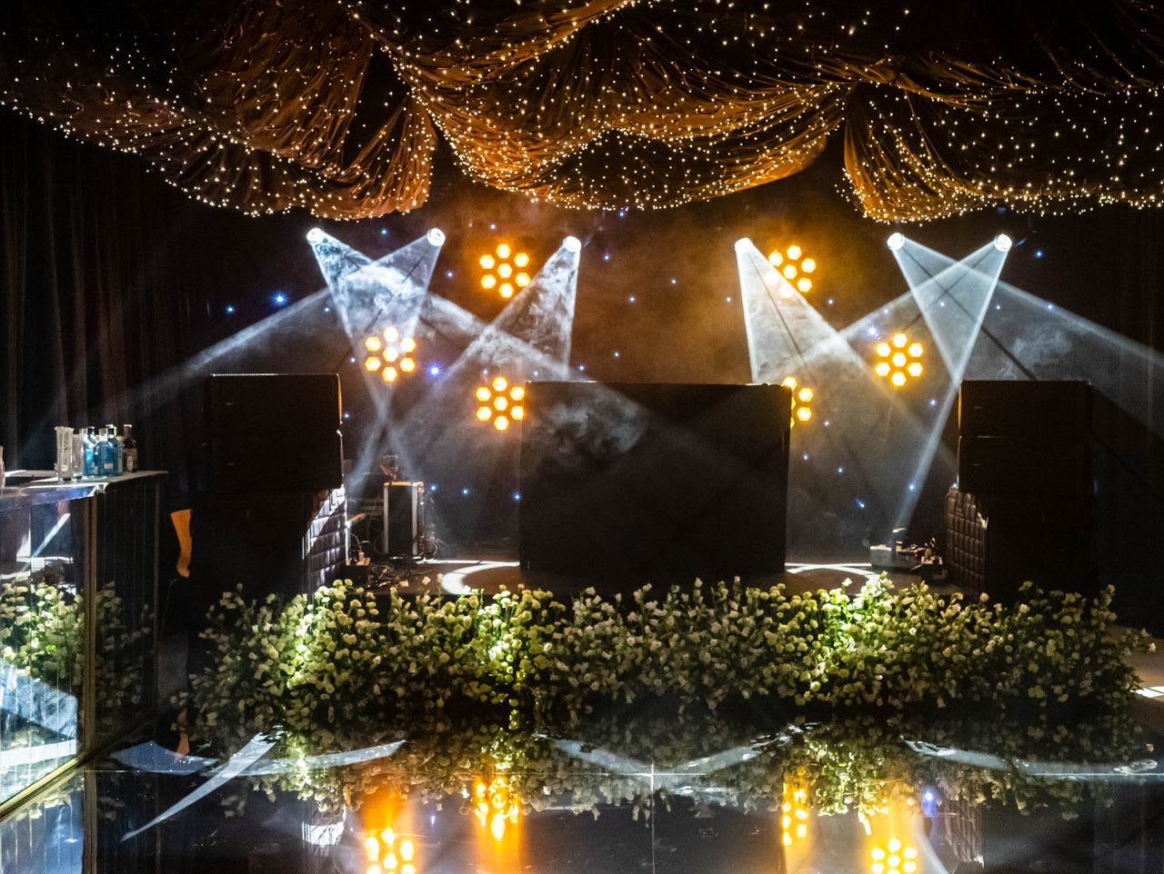 https://www.pexels.com/photo/dazzling-event-stage-with-lights-and-flowers-37975405/