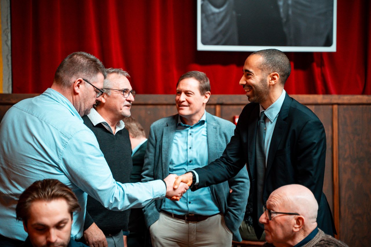 https://www.pexels.com/photo/group-of-businessmen-shaking-hands-at-meeting-35755226/