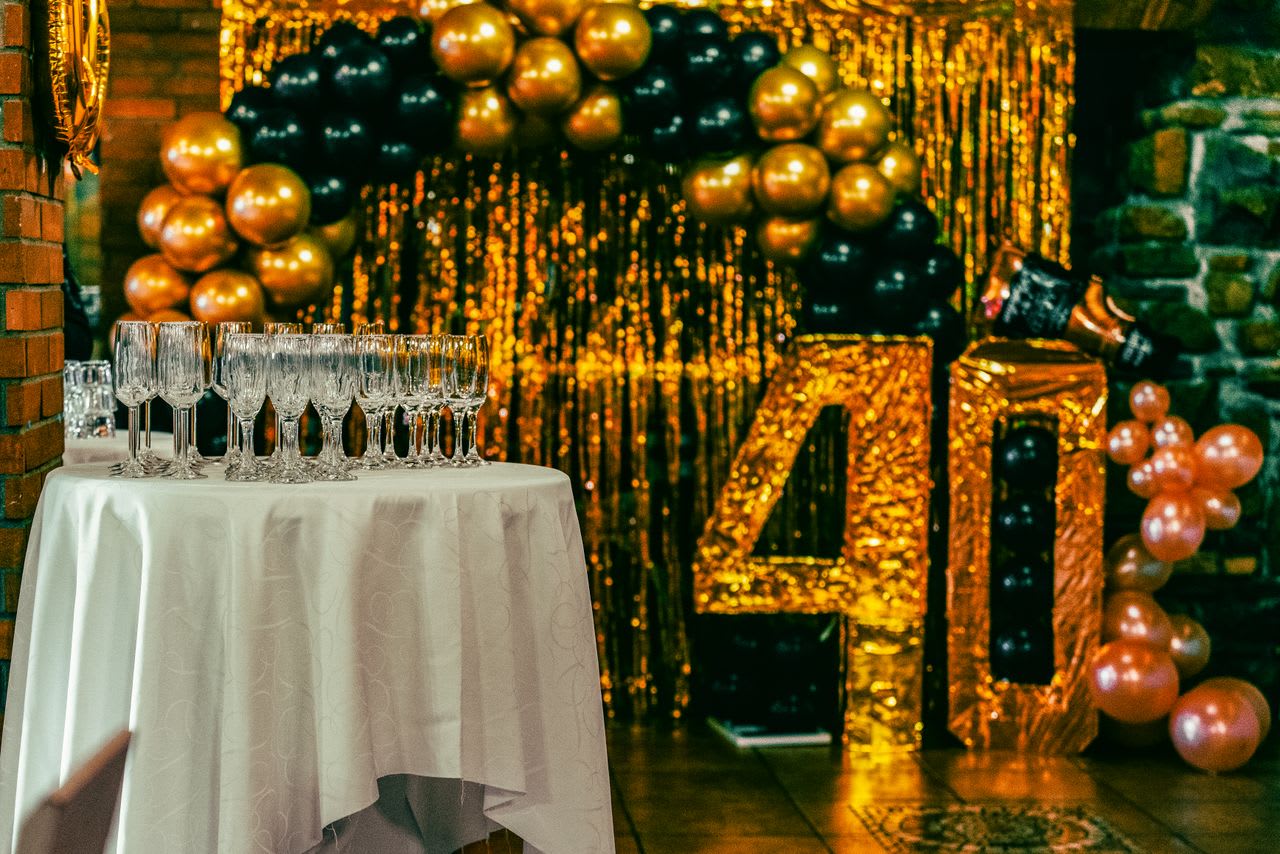 https://www.pexels.com/photo/elegant-40th-birthday-celebration-venue-decor-30142374/