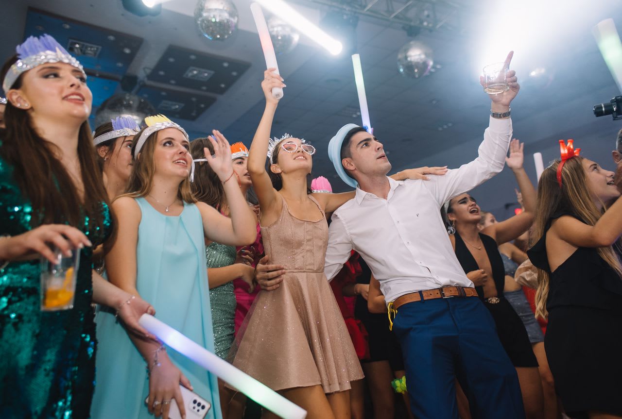 https://www.pexels.com/photo/exciting-night-party-celebration-with-friends-37457687/