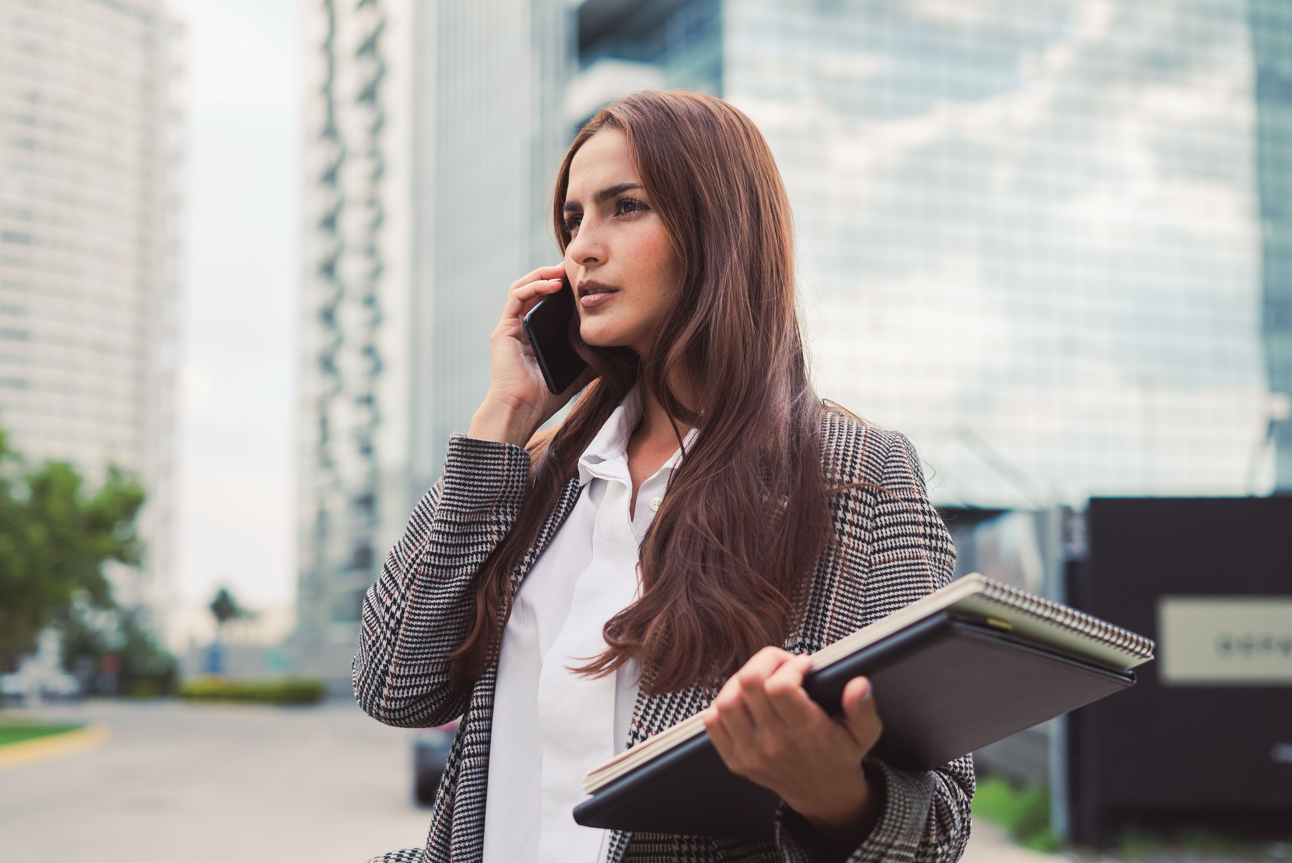 https://www.pexels.com/photo/portrait-of-woman-in-coat-talking-on-phone-10041284/