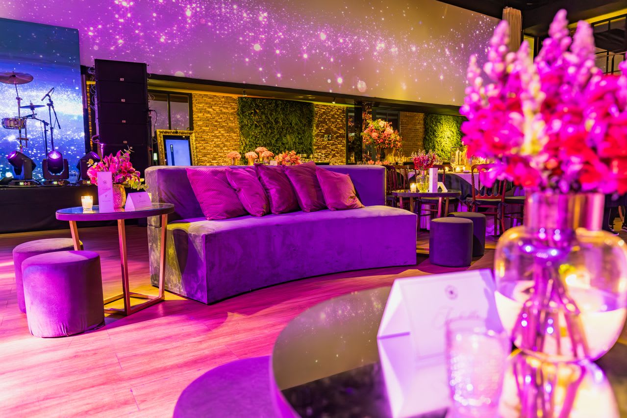 https://www.pexels.com/photo/couch-with-pillows-in-lobby-16935907/