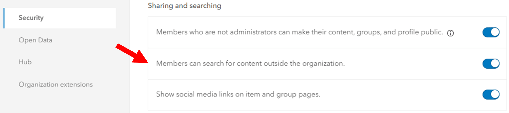 Option des paramètres d’ArcGIS Online permettant d’activer ou de désactiver la possibilité pour les membres de rechercher du contenu en dehors de l’organisation