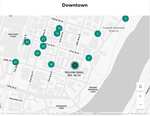 Capture d’écran montrant une douzaine de points de localisation de couleur sarcelle sur un fond de carte gris clair de Saskatoon, au Canada.