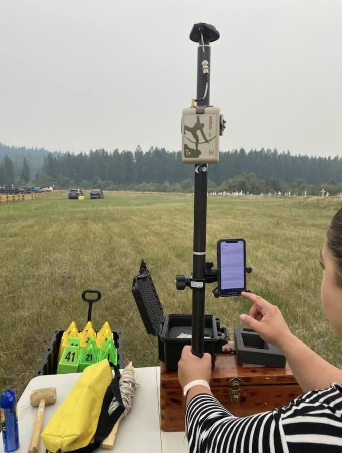 Pensionnats autochtones – Sarah Beaulieu prépare un récepteur GNSS Arrow 100 pour cartographier les tombes potentielles.